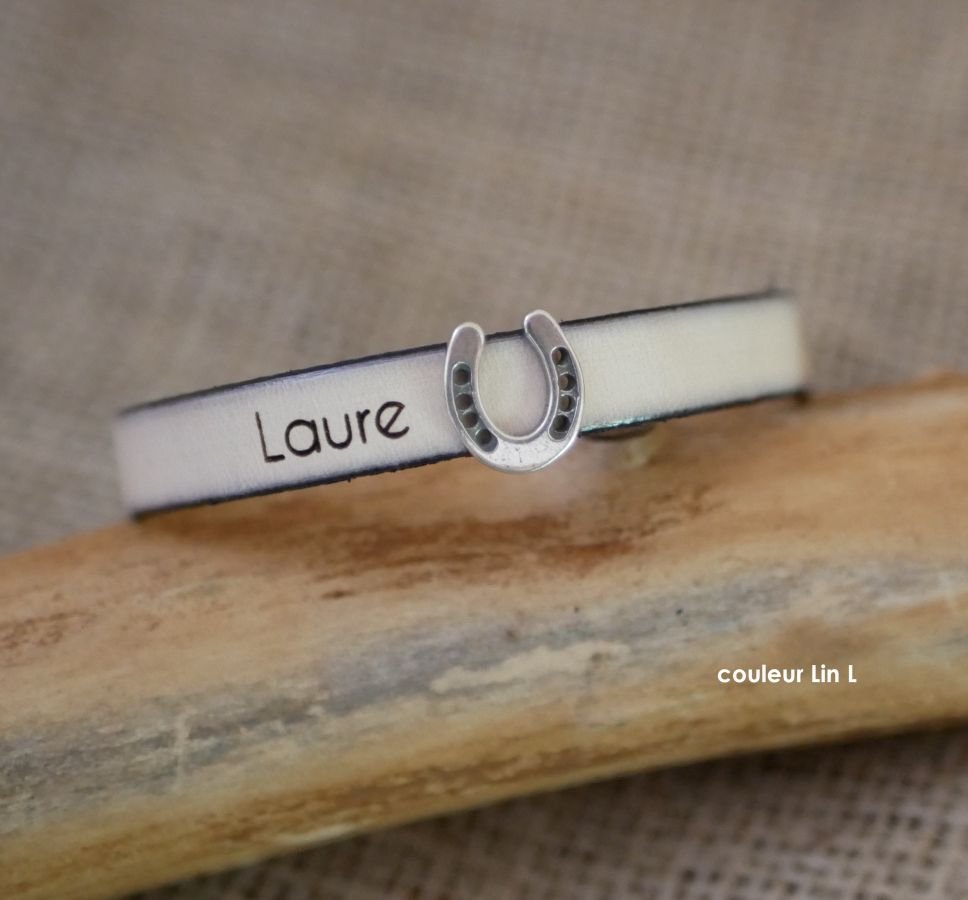 Gepersonaliseerde lederen armband versierd met een klein hoefijzer 