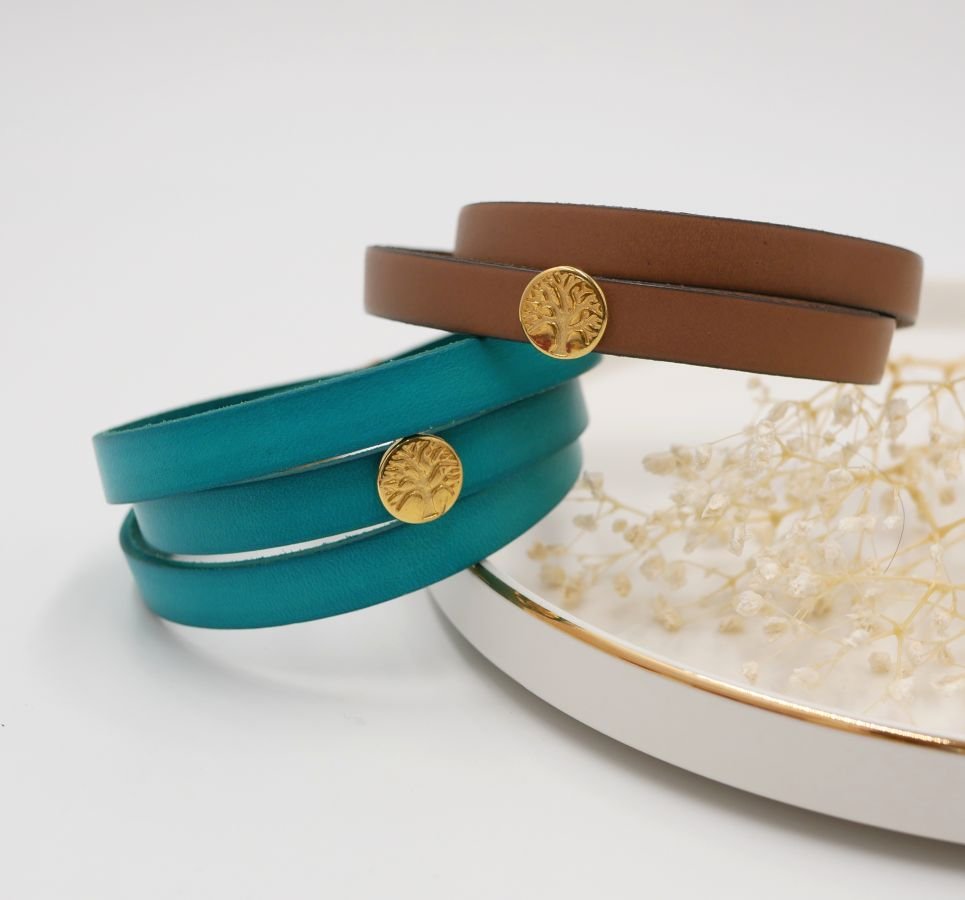 Gepersonaliseerde lederen armband versierd met een gouden levensboom 