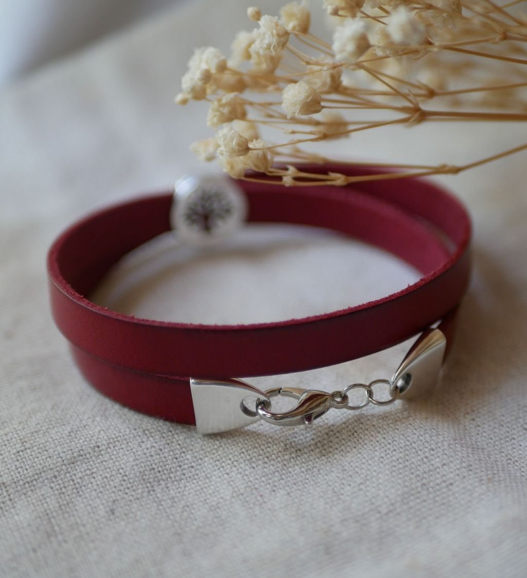 Gepersonaliseerde lederen armband versierd met een levensboom cabochon