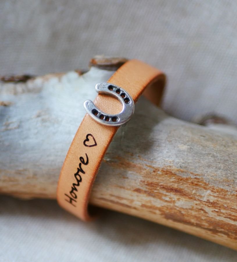 Gepersonaliseerde lederen armband versierd met een klein hoefijzer 