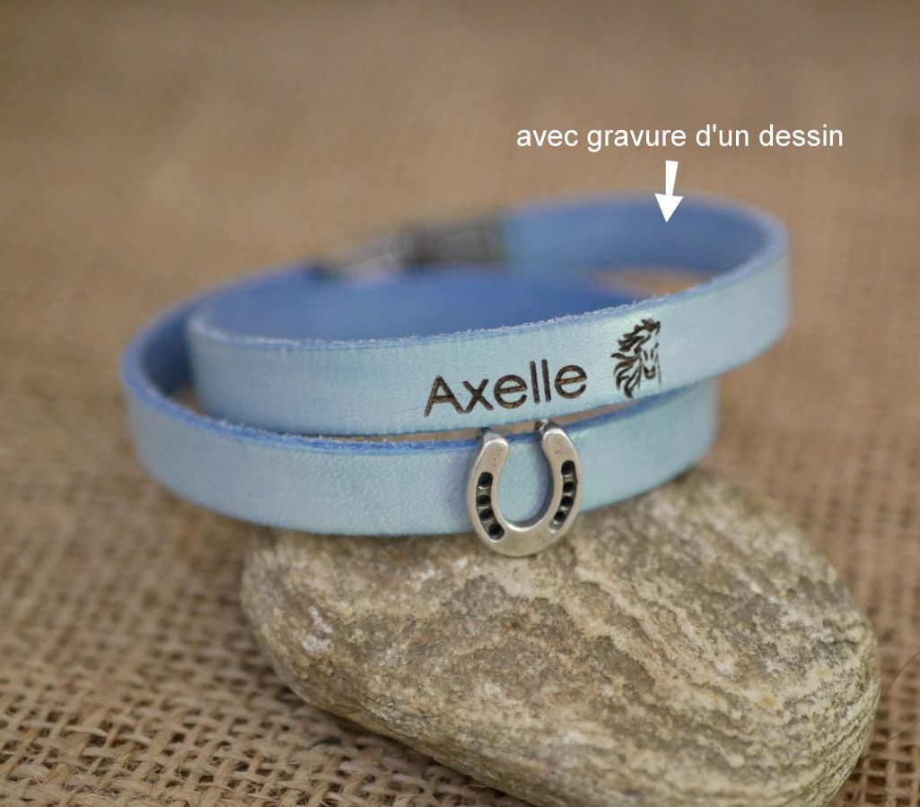 Gepersonaliseerde lederen armband versierd met een klein hoefijzer 