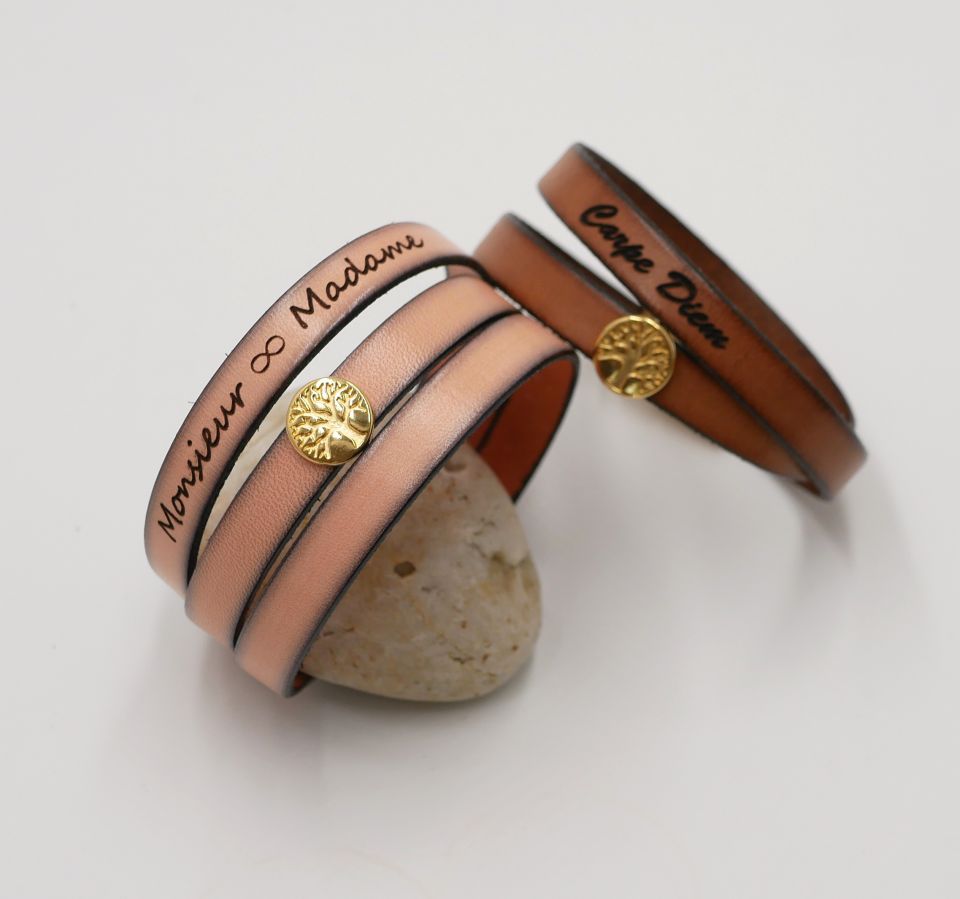 Gepersonaliseerde lederen armband versierd met een gouden levensboom 