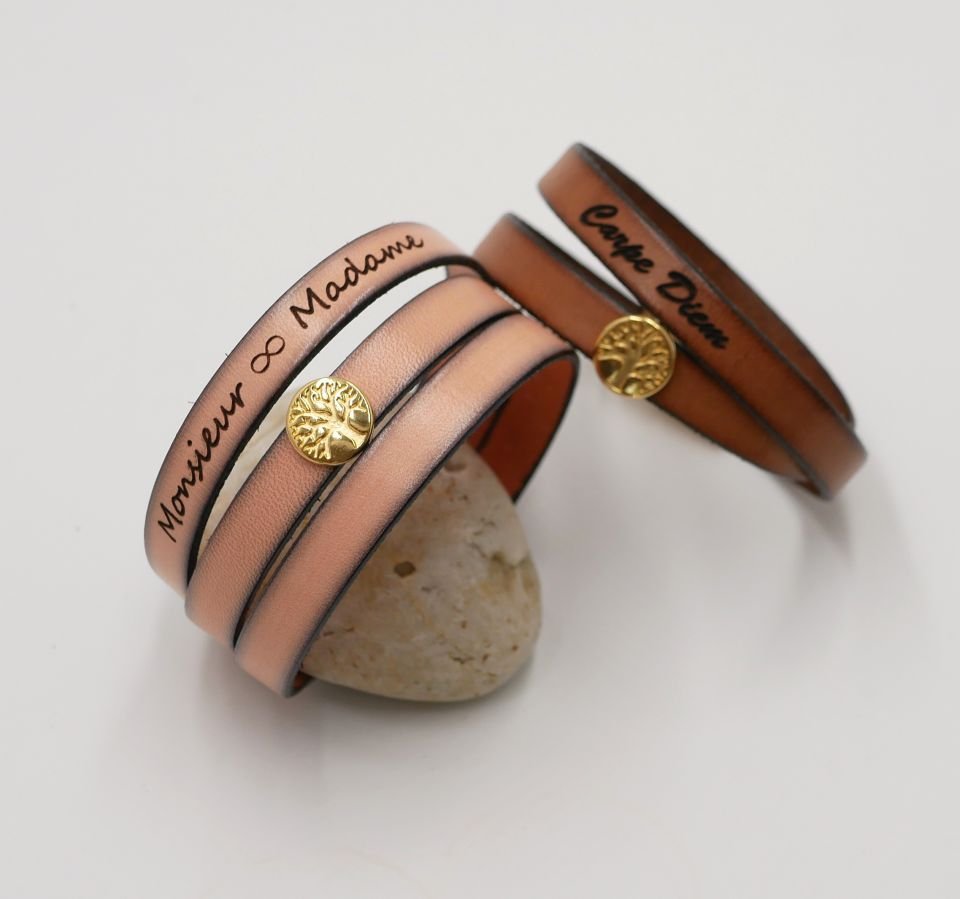 Gepersonaliseerde lederen armband versierd met een gouden levensboom 