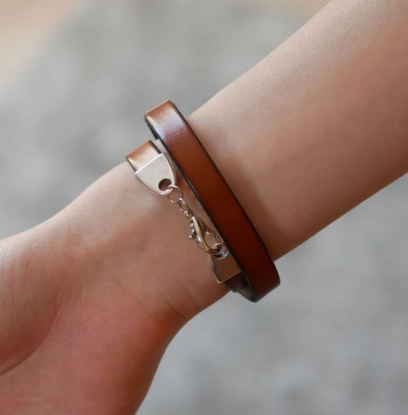 Gepersonaliseerde lederen armband versierd met een levensboom cabochon