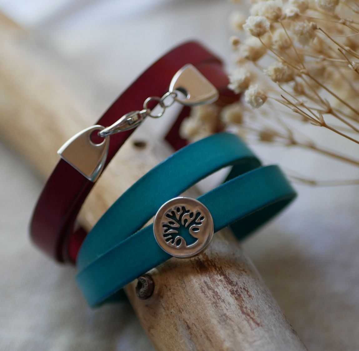 Gepersonaliseerde lederen armband versierd met een levensboom cabochon