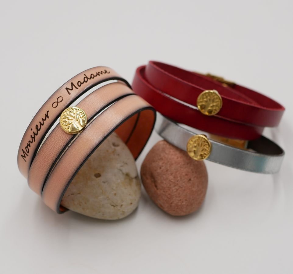 Gepersonaliseerde lederen armband versierd met een gouden levensboom 
