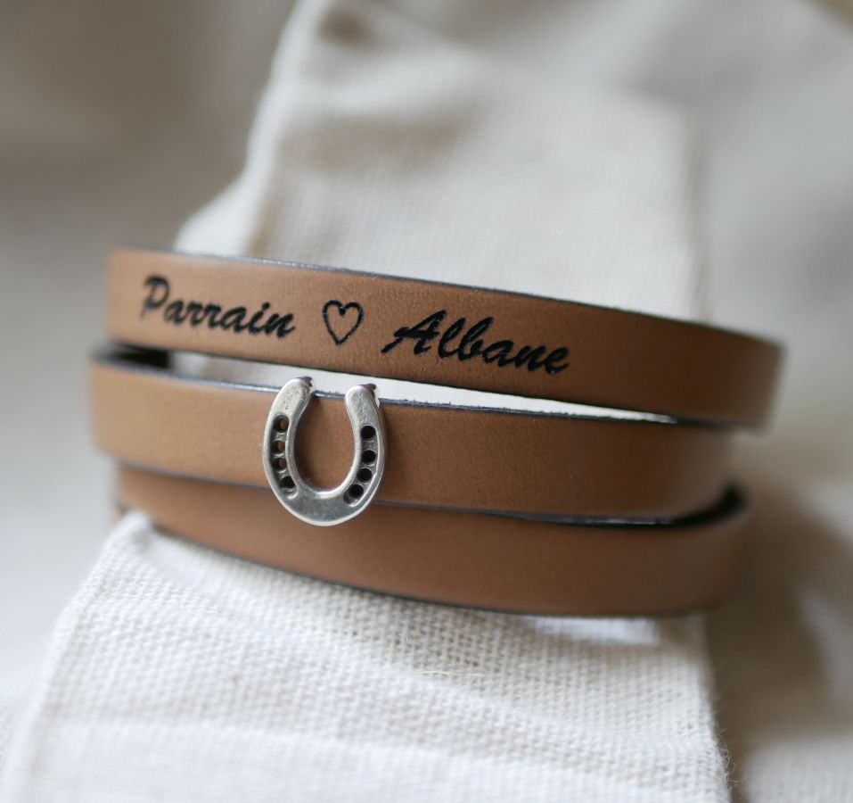 Gepersonaliseerde lederen armband versierd met een klein hoefijzer 