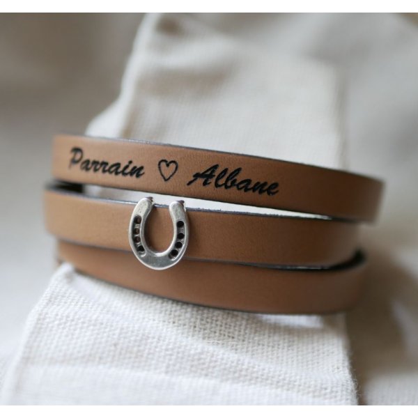 Gepersonaliseerde lederen armband versierd met een klein hoefijzer 