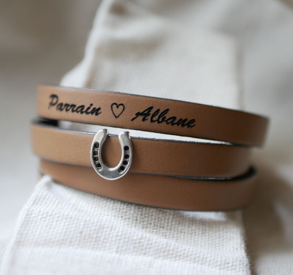 Gepersonaliseerde lederen armband versierd met een klein hoefijzer 