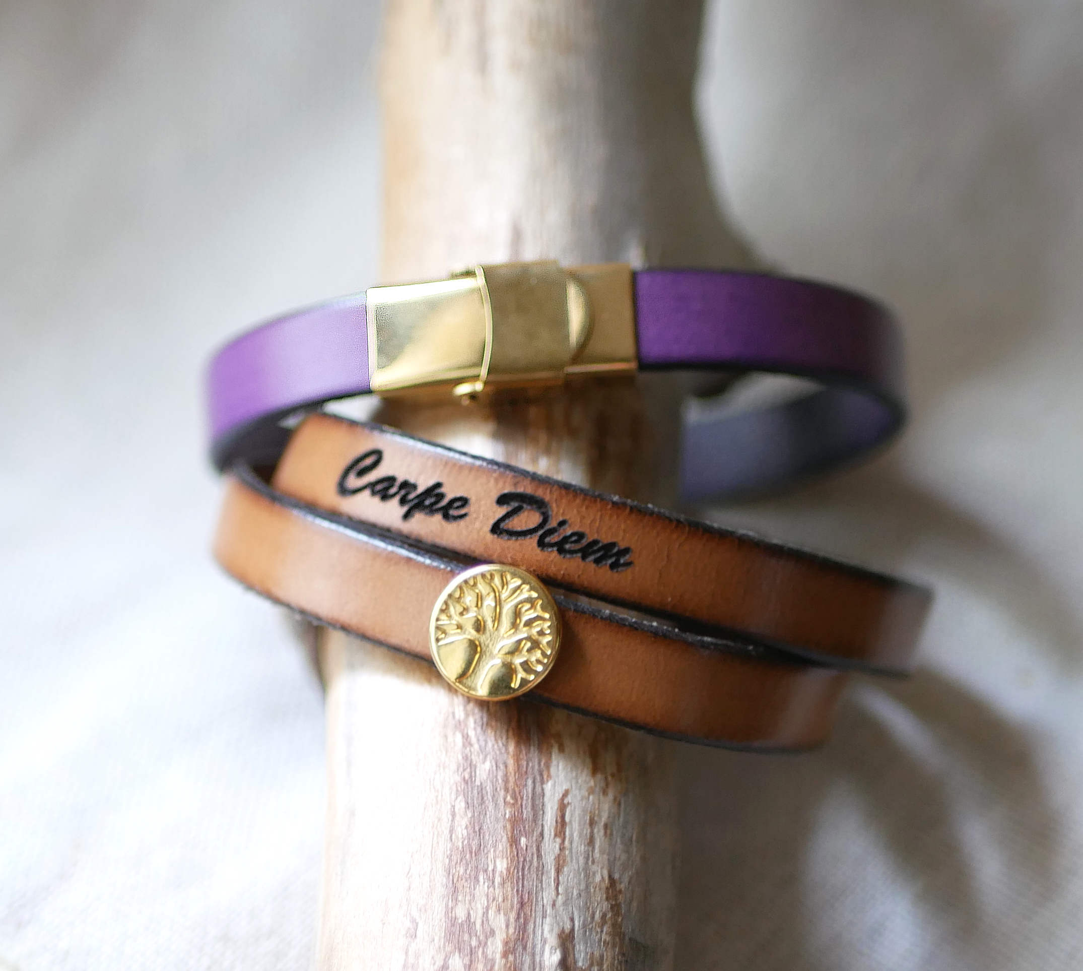 Gepersonaliseerde lederen armband versierd met een gouden levensboom 