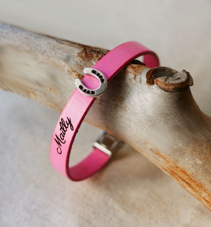 Gepersonaliseerde lederen armband versierd met een klein hoefijzer 