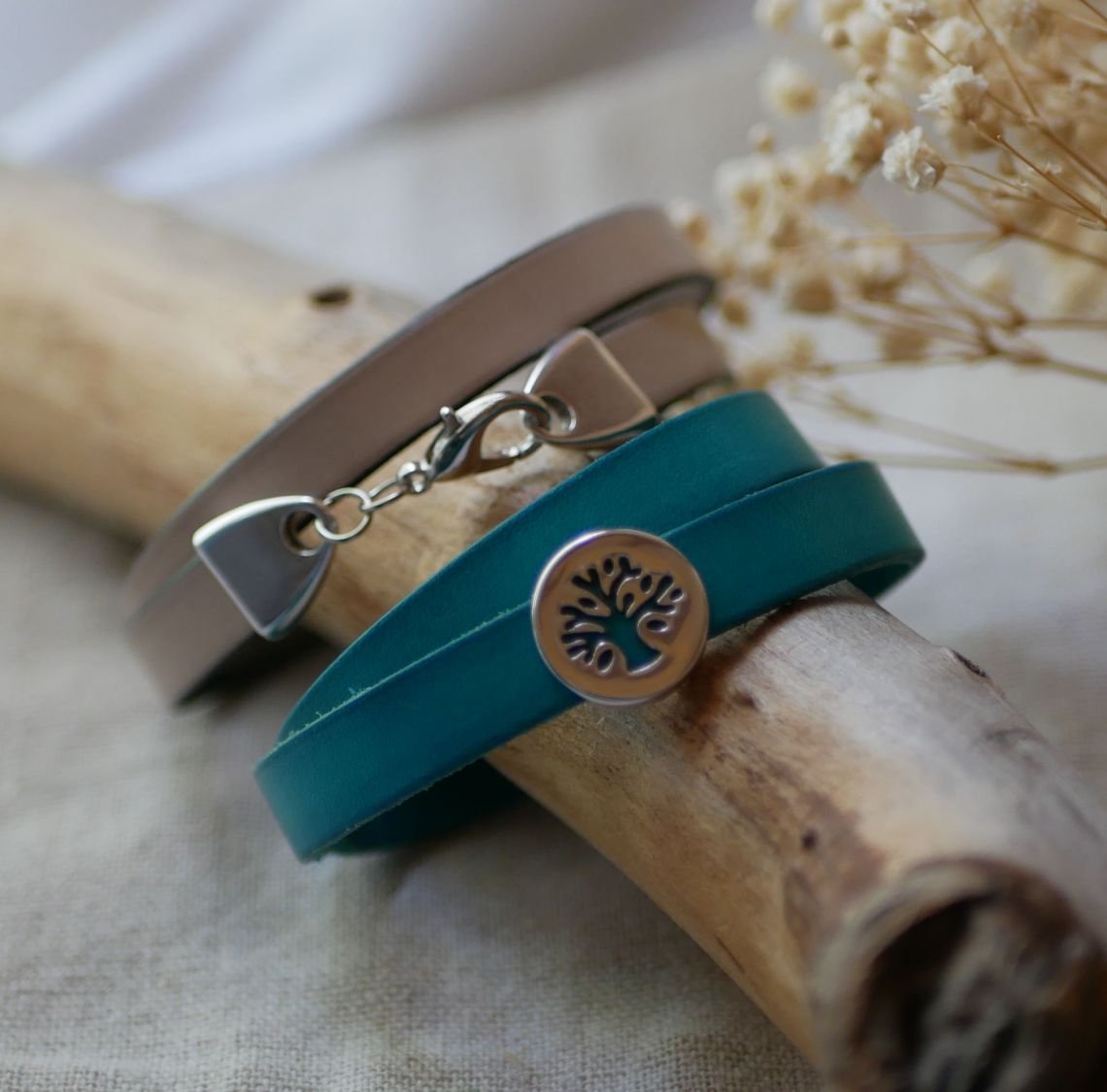 Gepersonaliseerde lederen armband versierd met een levensboom cabochon