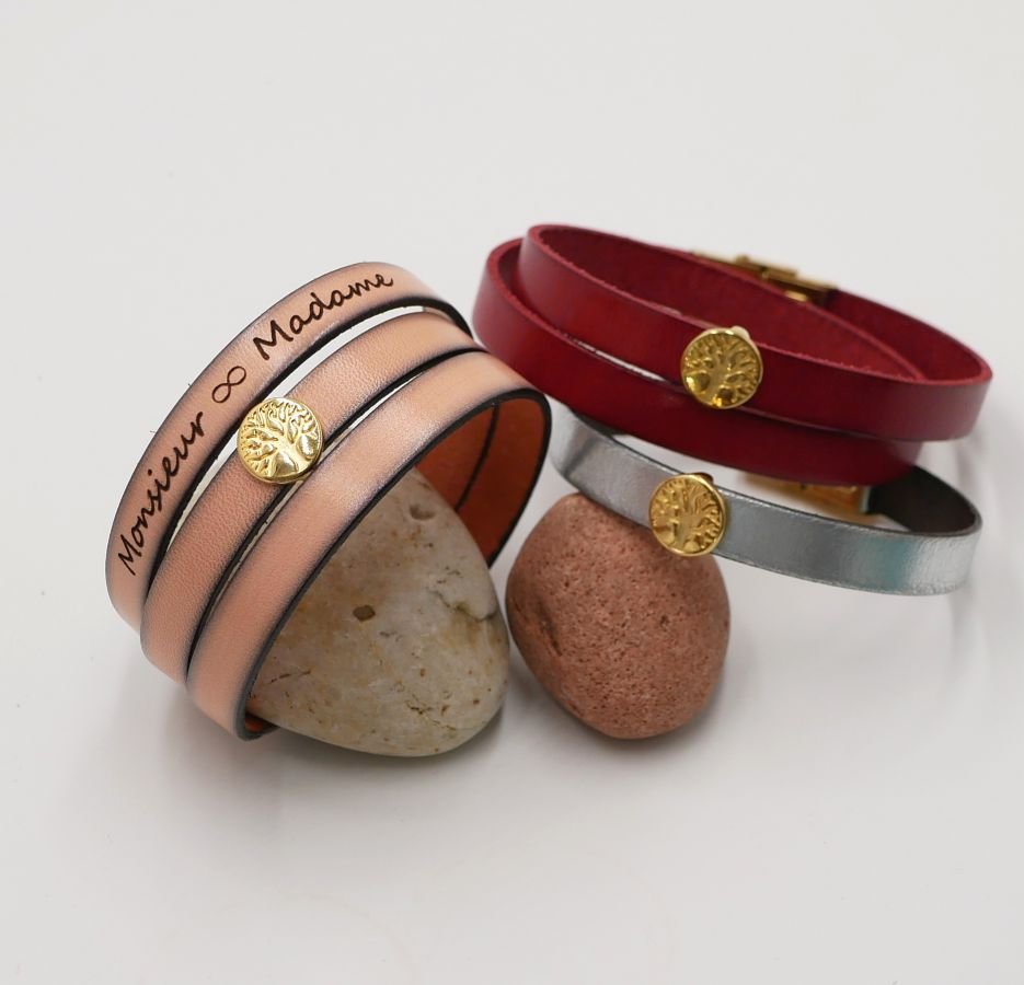 Gepersonaliseerde lederen armband versierd met een gouden levensboom 