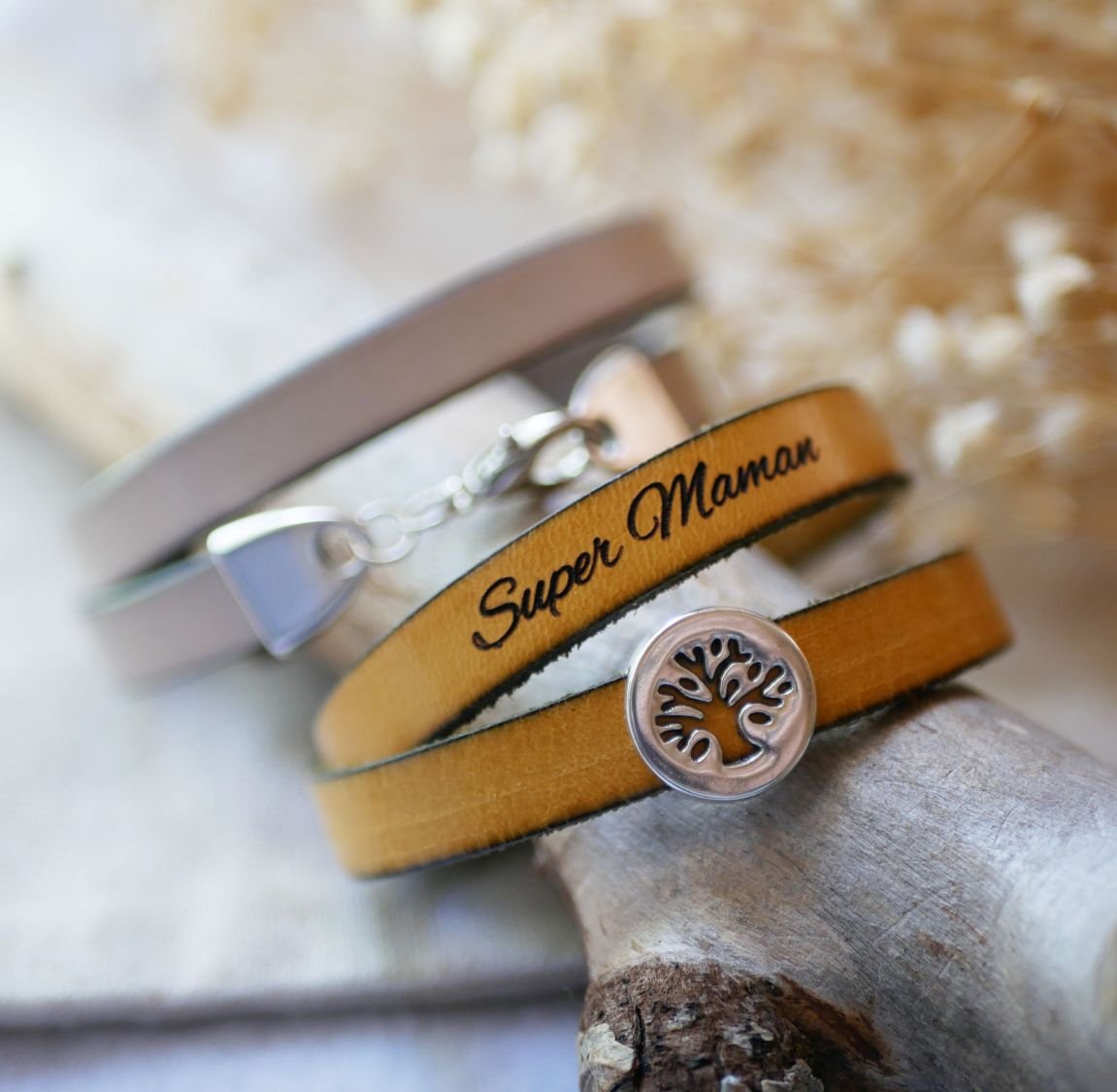 Gepersonaliseerde lederen armband versierd met een levensboom cabochon