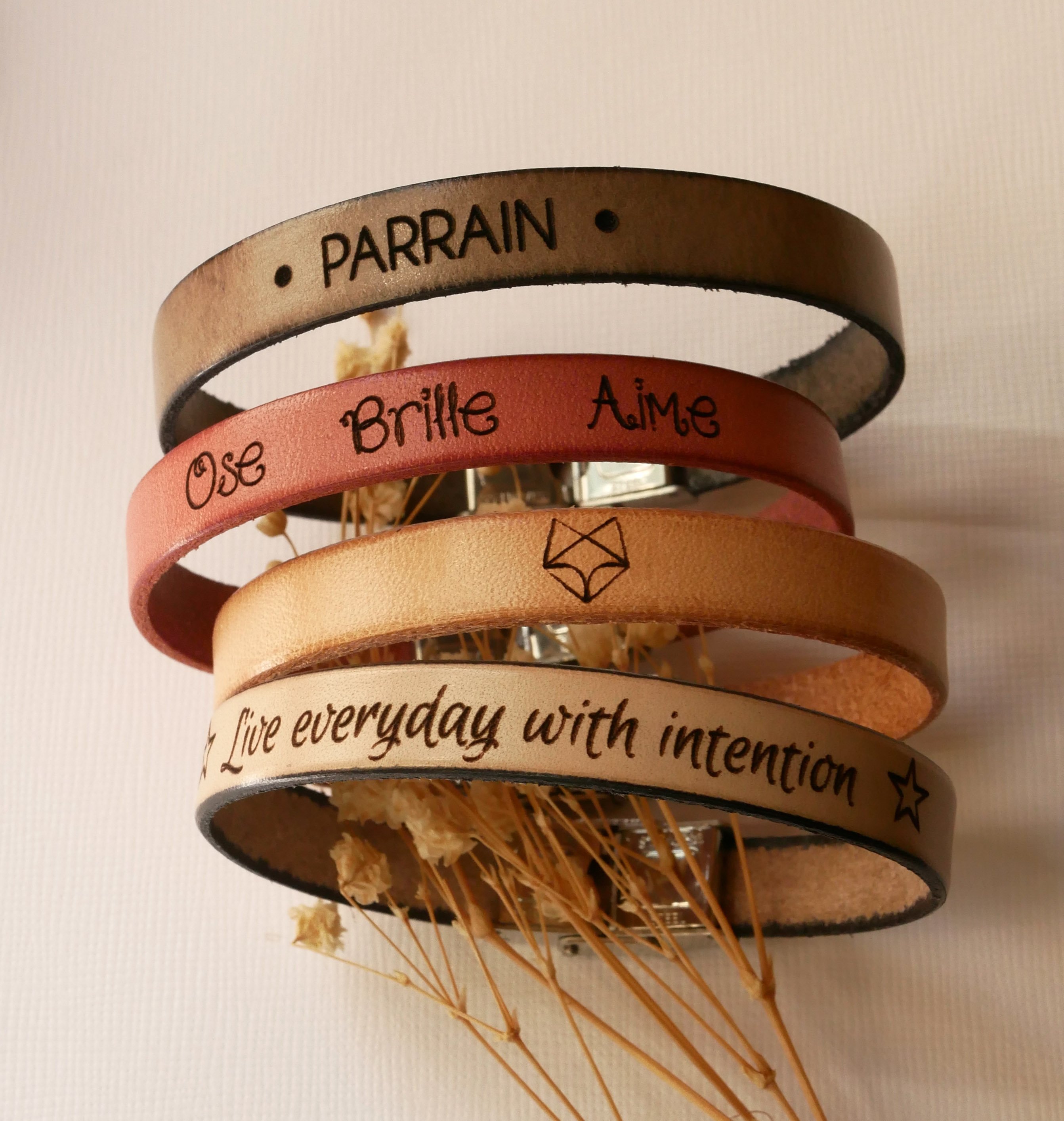 Gepersonaliseerde lederen armband voor mannen of vrouwen gegraveerd met namen of boodschap