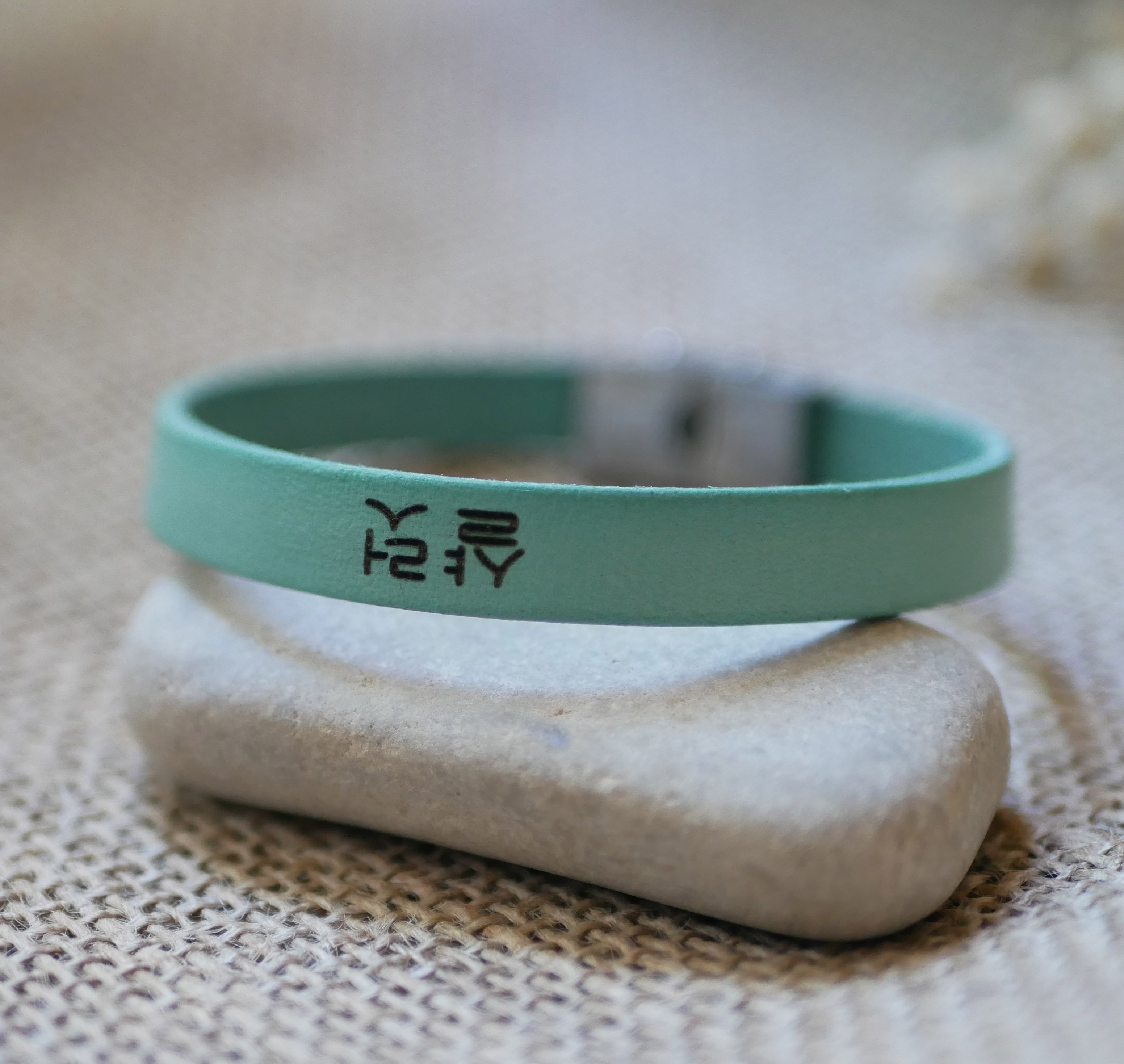 Koreaanse kpop fan naamarmband in leer om te personaliseren