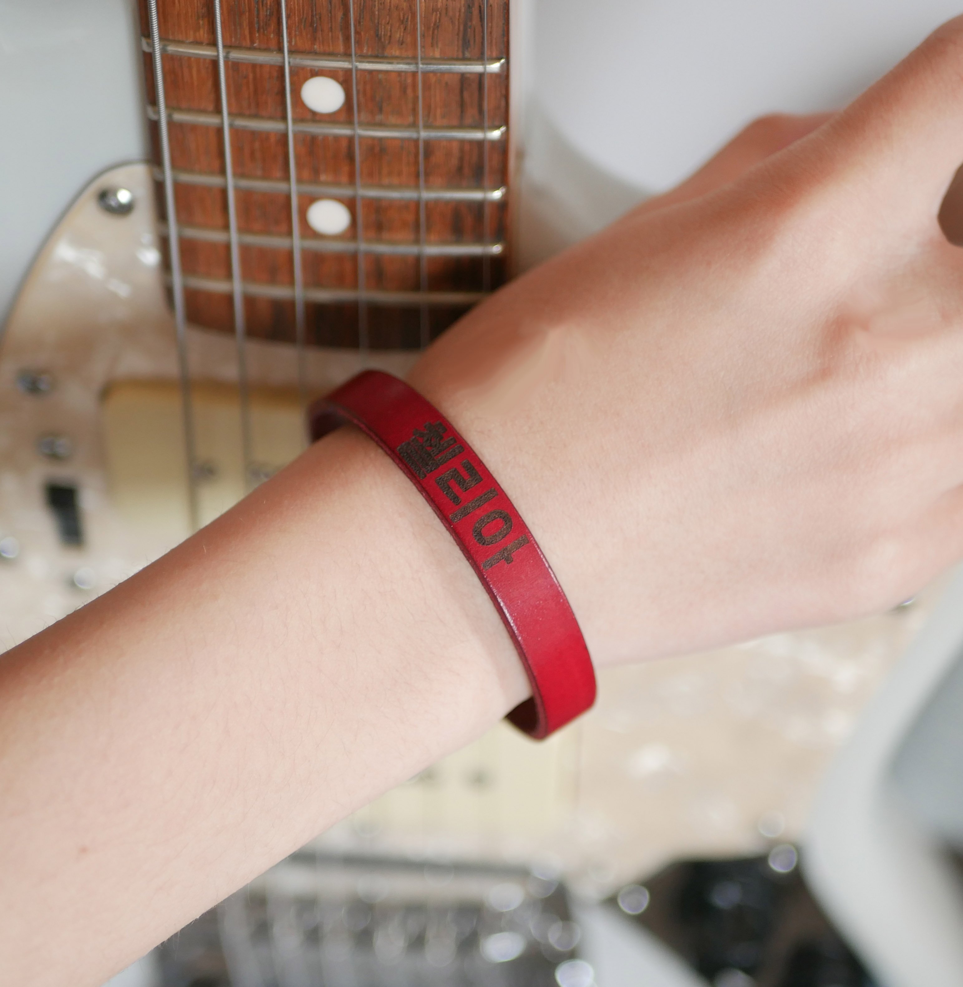 Koreaanse kpop fan naamarmband in leer om te personaliseren