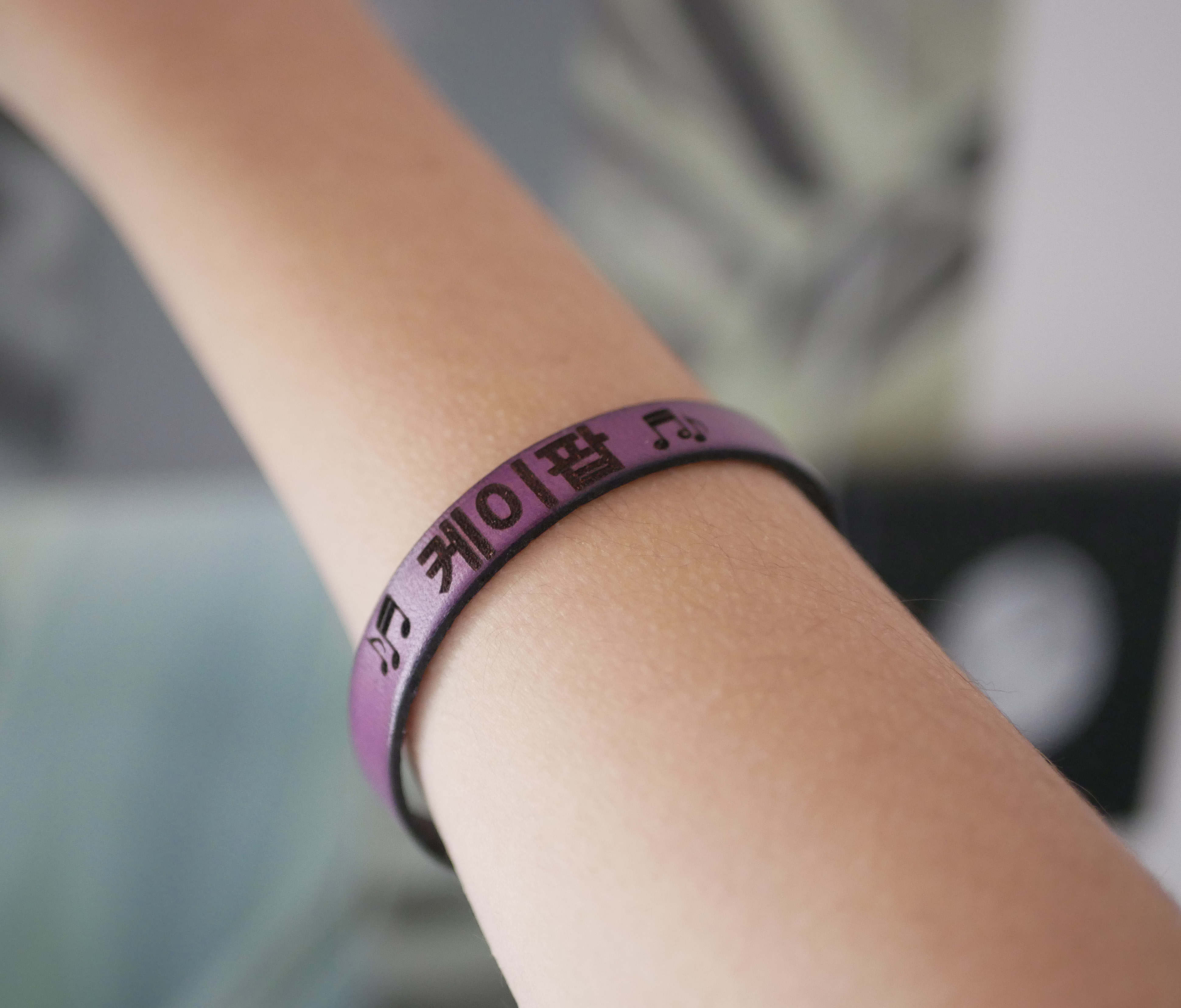 Koreaanse kpop fan naamarmband in leer om te personaliseren