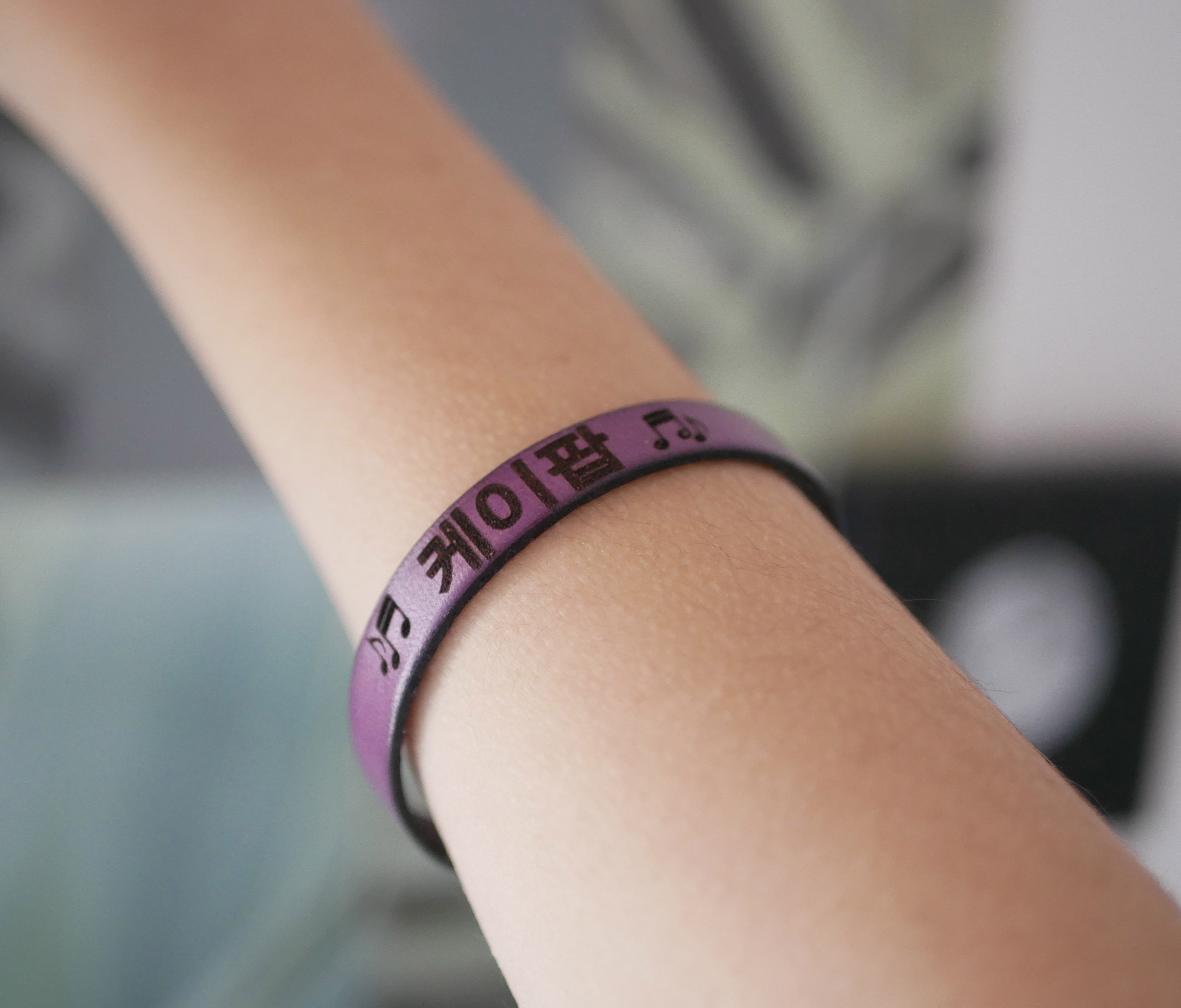 Koreaanse kpop fan naamarmband in leer om te personaliseren