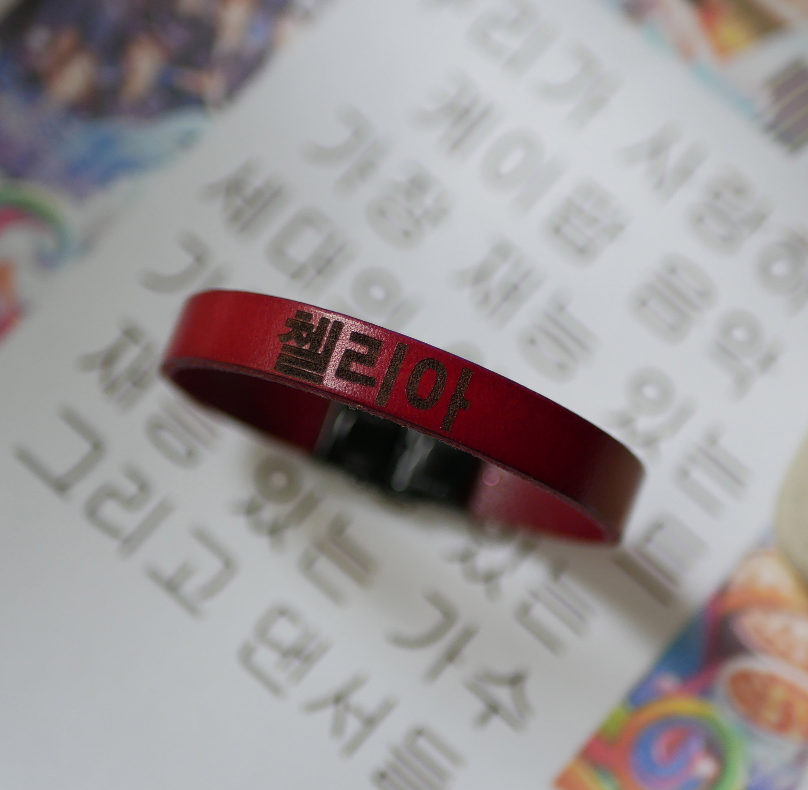 Koreaanse kpop fan naamarmband in leer om te personaliseren