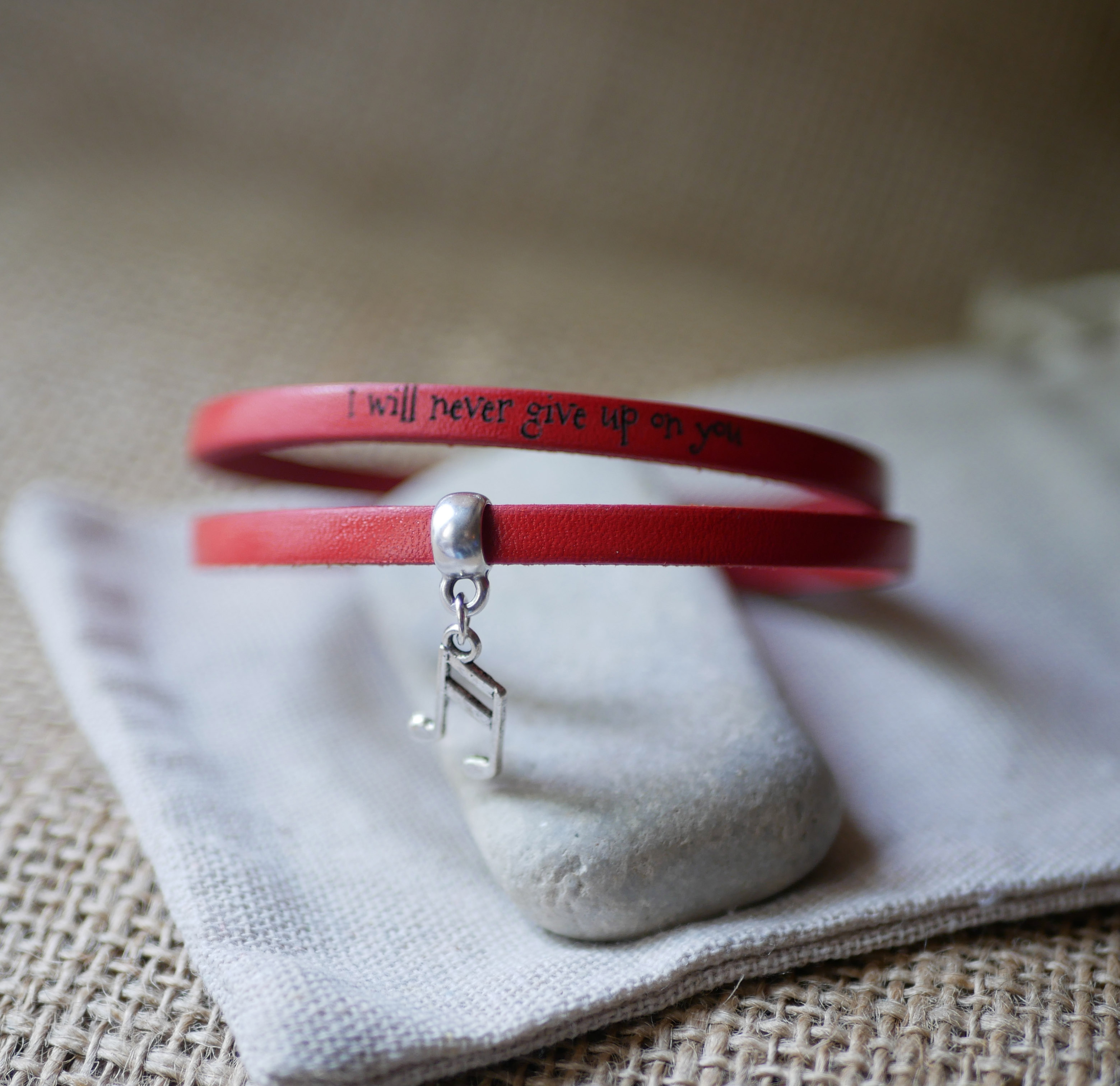 2-draads leren armband met graveerbaar bedeltje