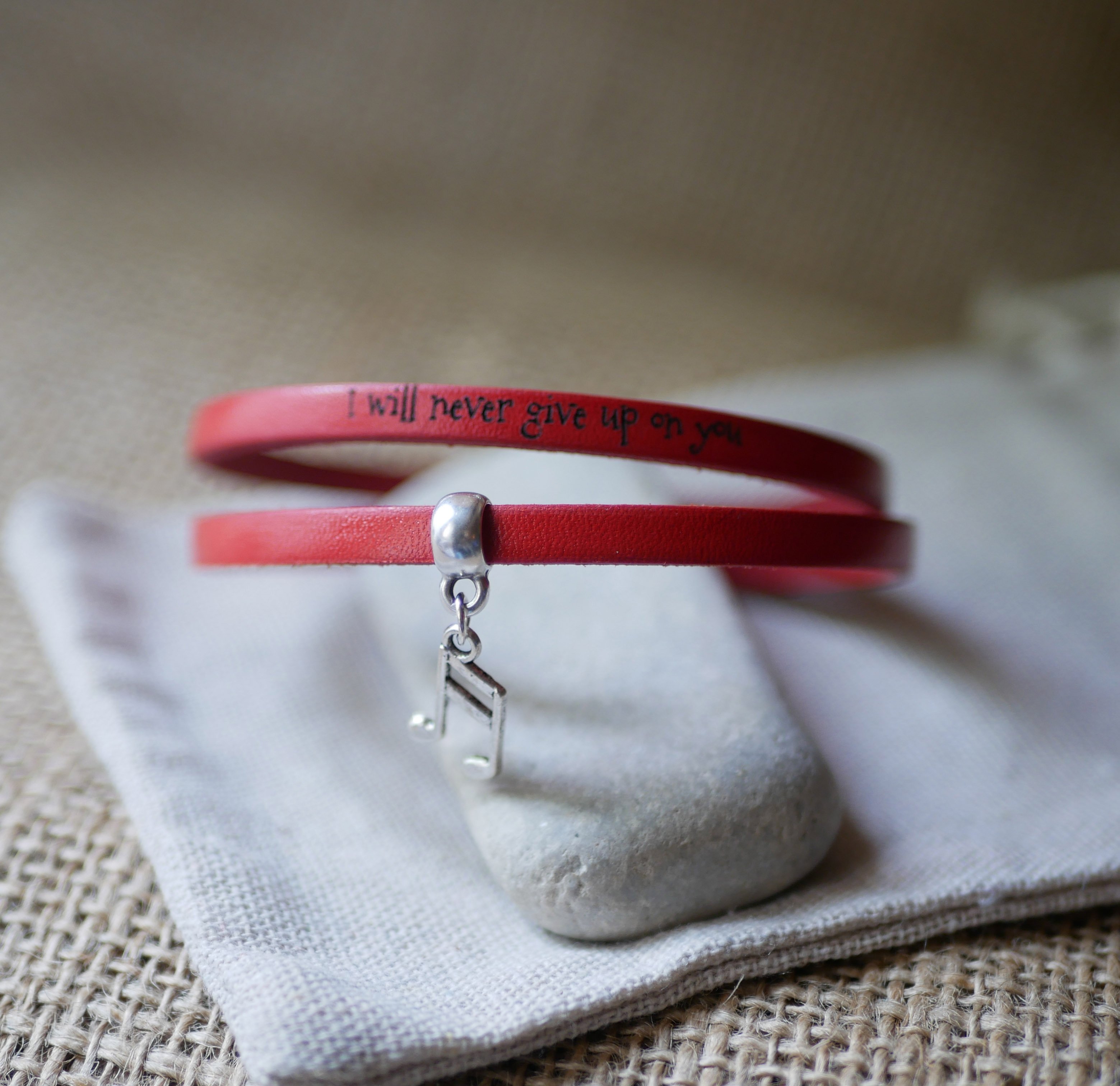 2-draads leren armband met graveerbaar bedeltje