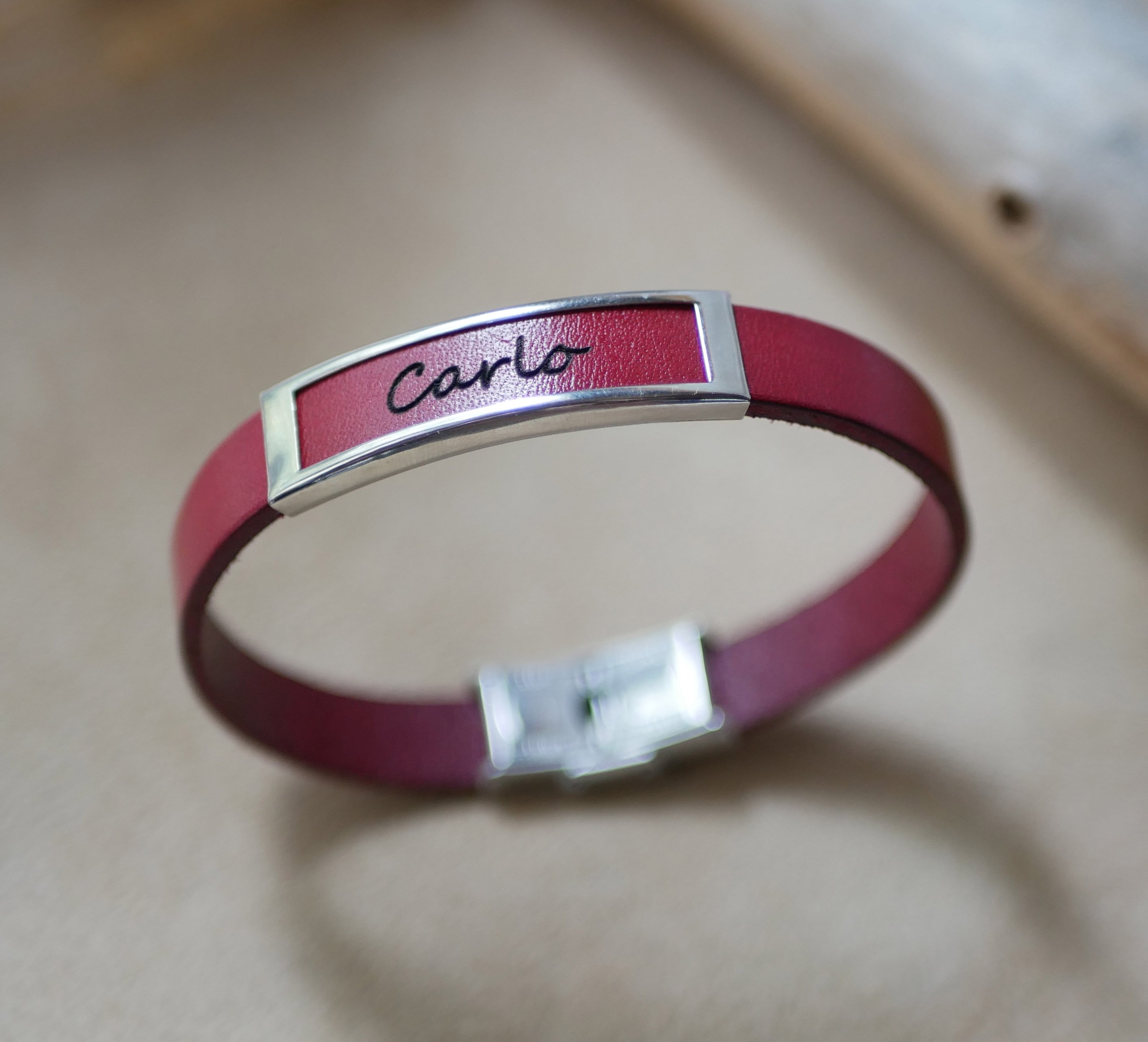 Leren band met roestvrijstalen frame gegraveerd met een voornaam of een woord 