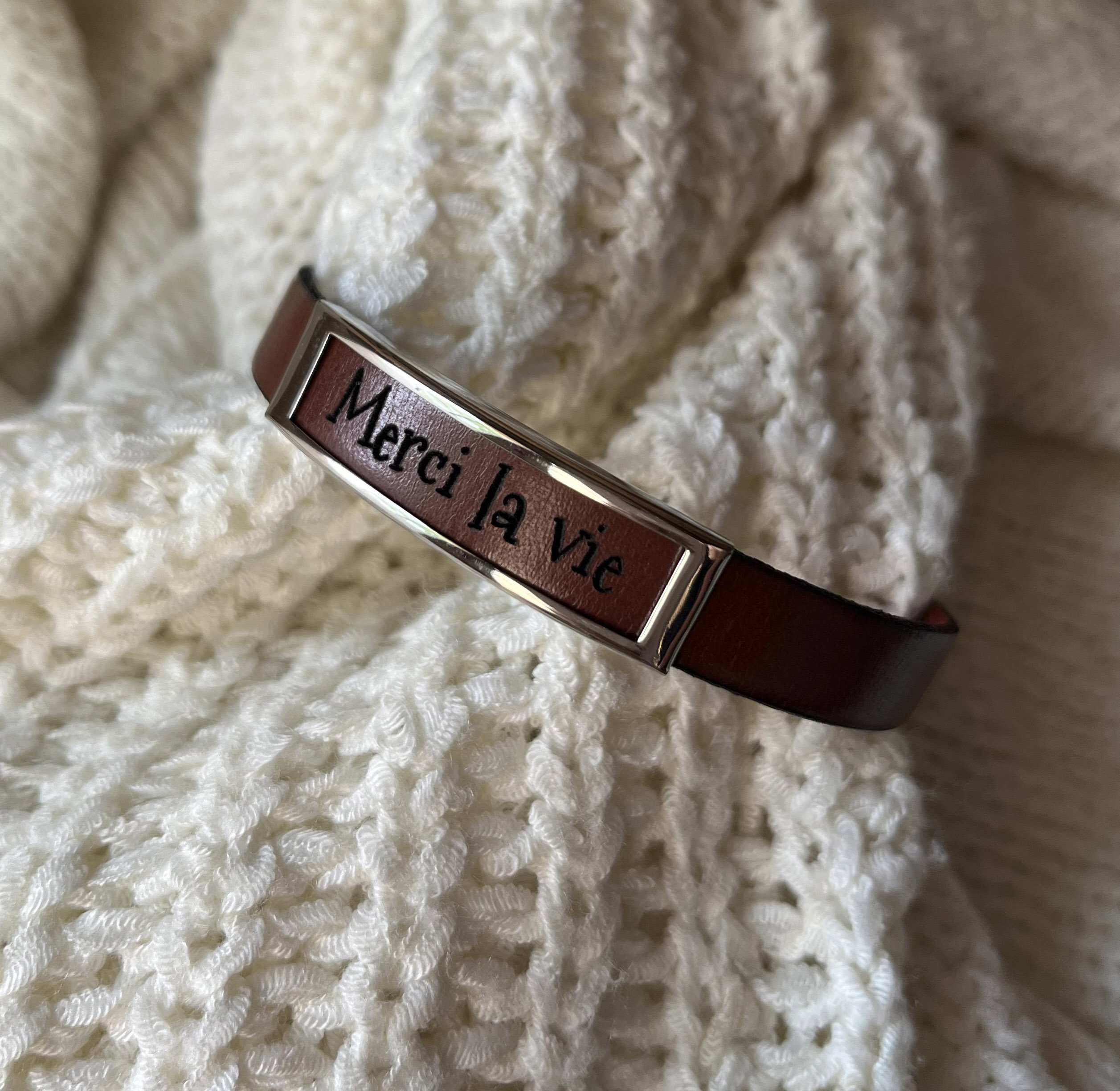 Leren band met roestvrijstalen frame gegraveerd met een voornaam of een woord 