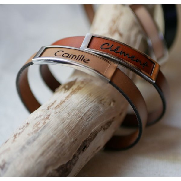 Leren band met roestvrijstalen frame gegraveerd met een voornaam of een woord 
