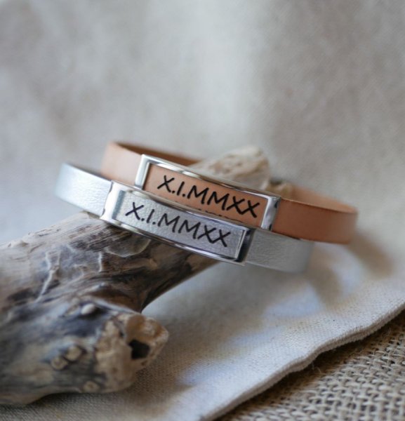 Leren band met roestvrijstalen frame gegraveerd met een voornaam of een woord 