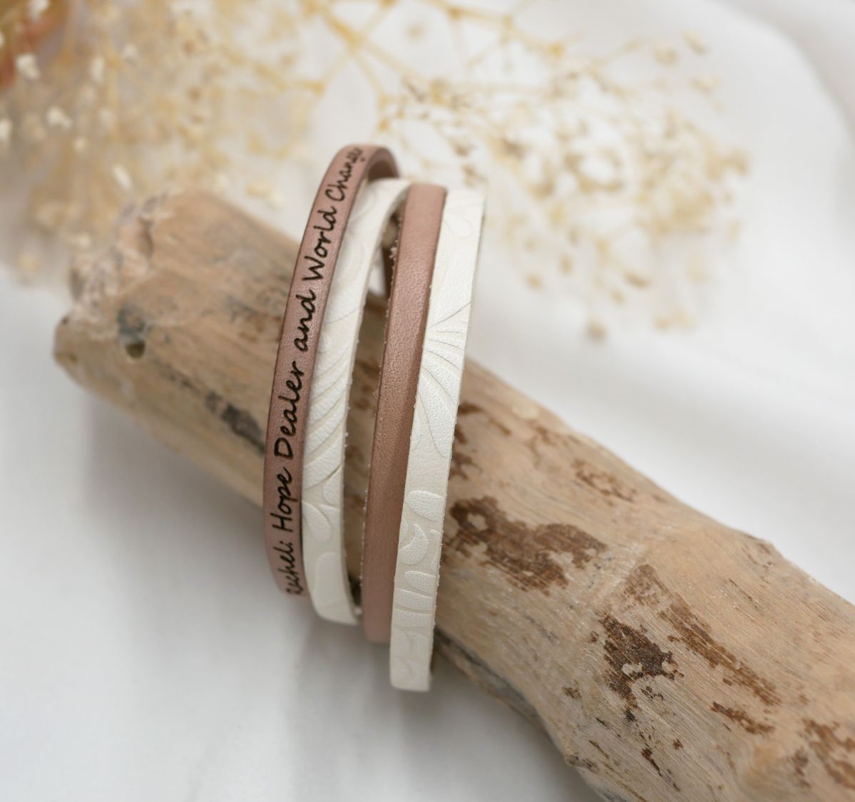Dubbele lederen armband wit met reliëf en kleur naar keuze te personaliseren door gravure