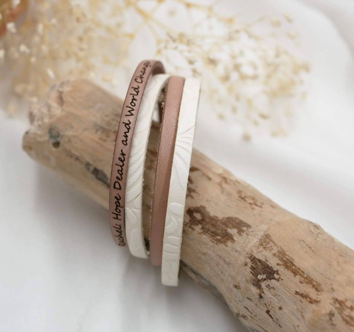 Dubbele lederen armband wit met reliëf en kleur naar keuze te personaliseren door gravure