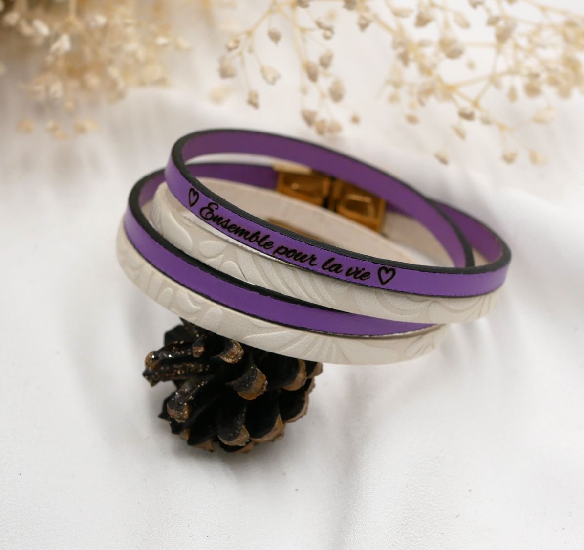 Dubbele lederen armband wit met reliëf en kleur naar keuze te personaliseren door gravure