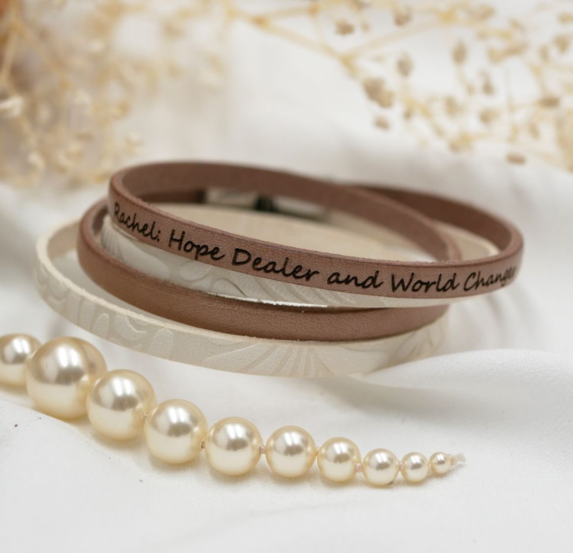 Dubbele lederen armband wit met reliëf en kleur naar keuze te personaliseren door gravure