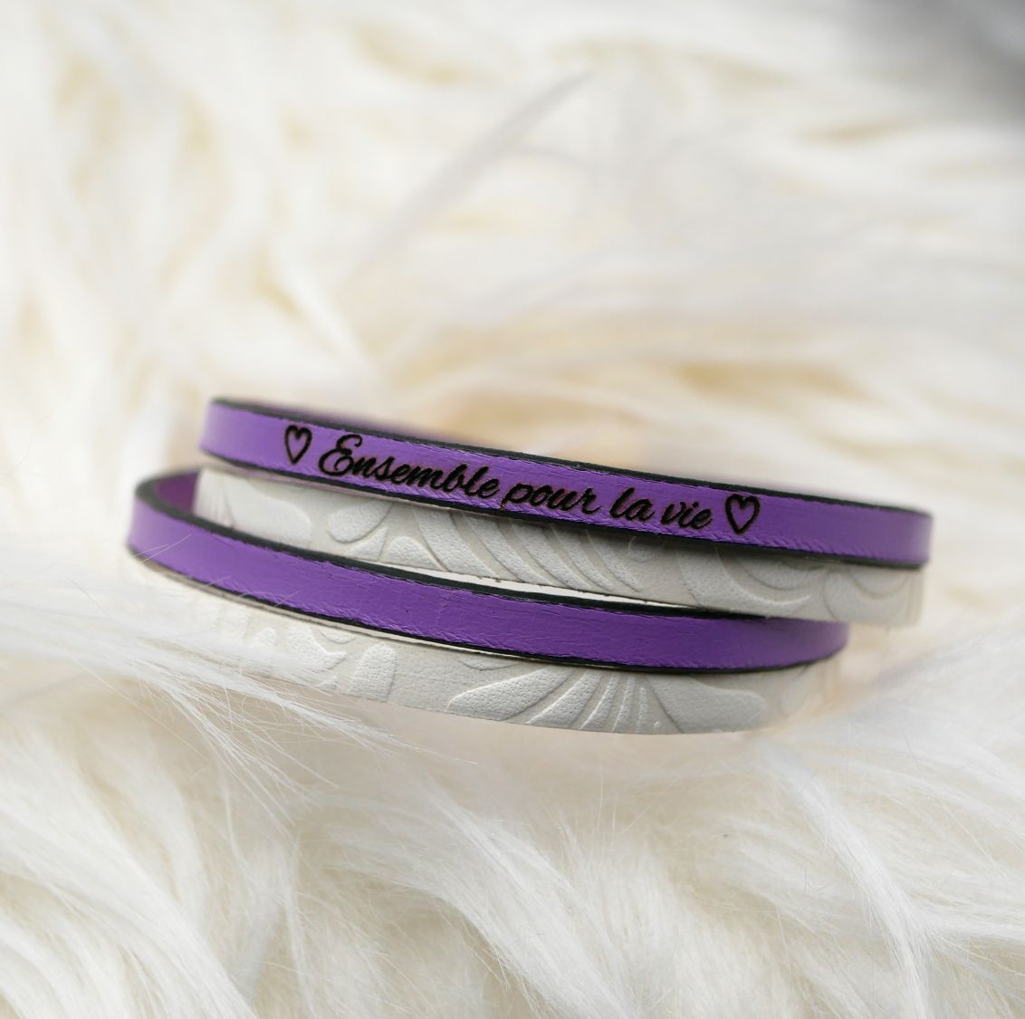 Dubbele lederen armband wit met reliëf en kleur naar keuze te personaliseren door gravure