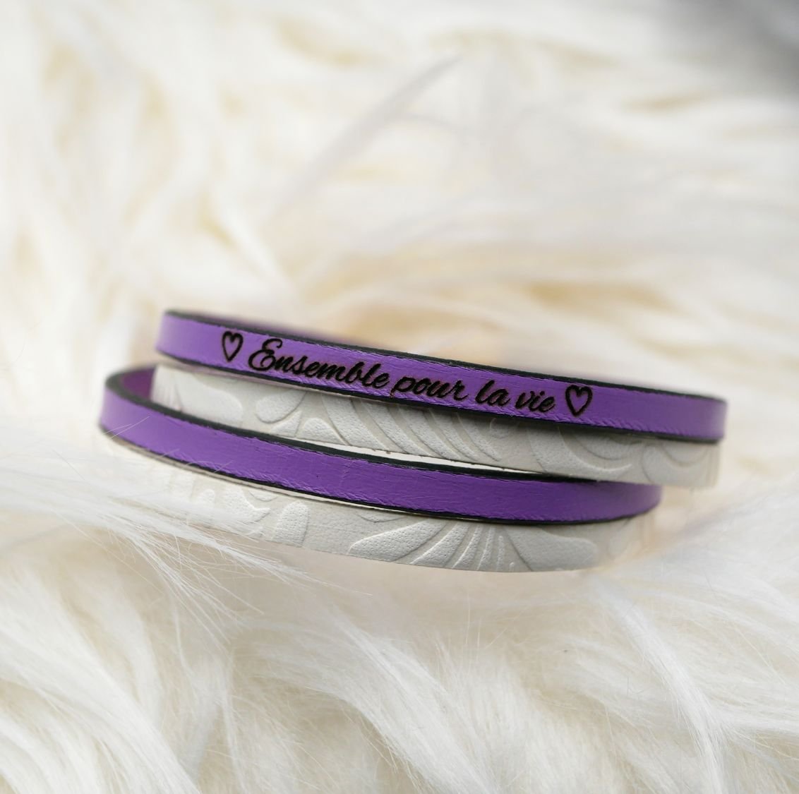Dubbele lederen armband wit met reliëf en kleur naar keuze te personaliseren door gravure