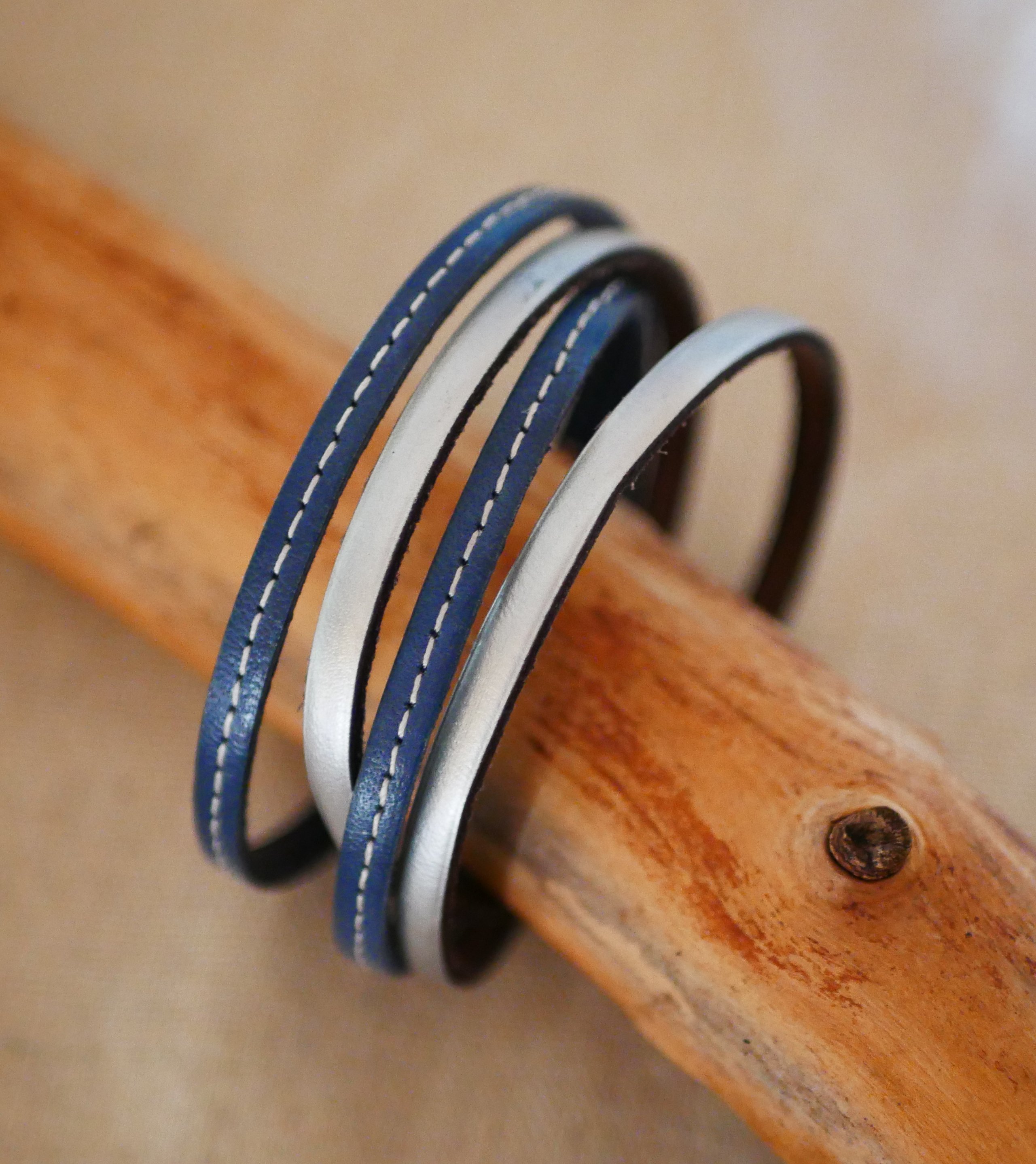 Dubbele blauwe leren riem met stiksels en een keuze uit kleuren die kunnen worden gepersonaliseerd door gravure