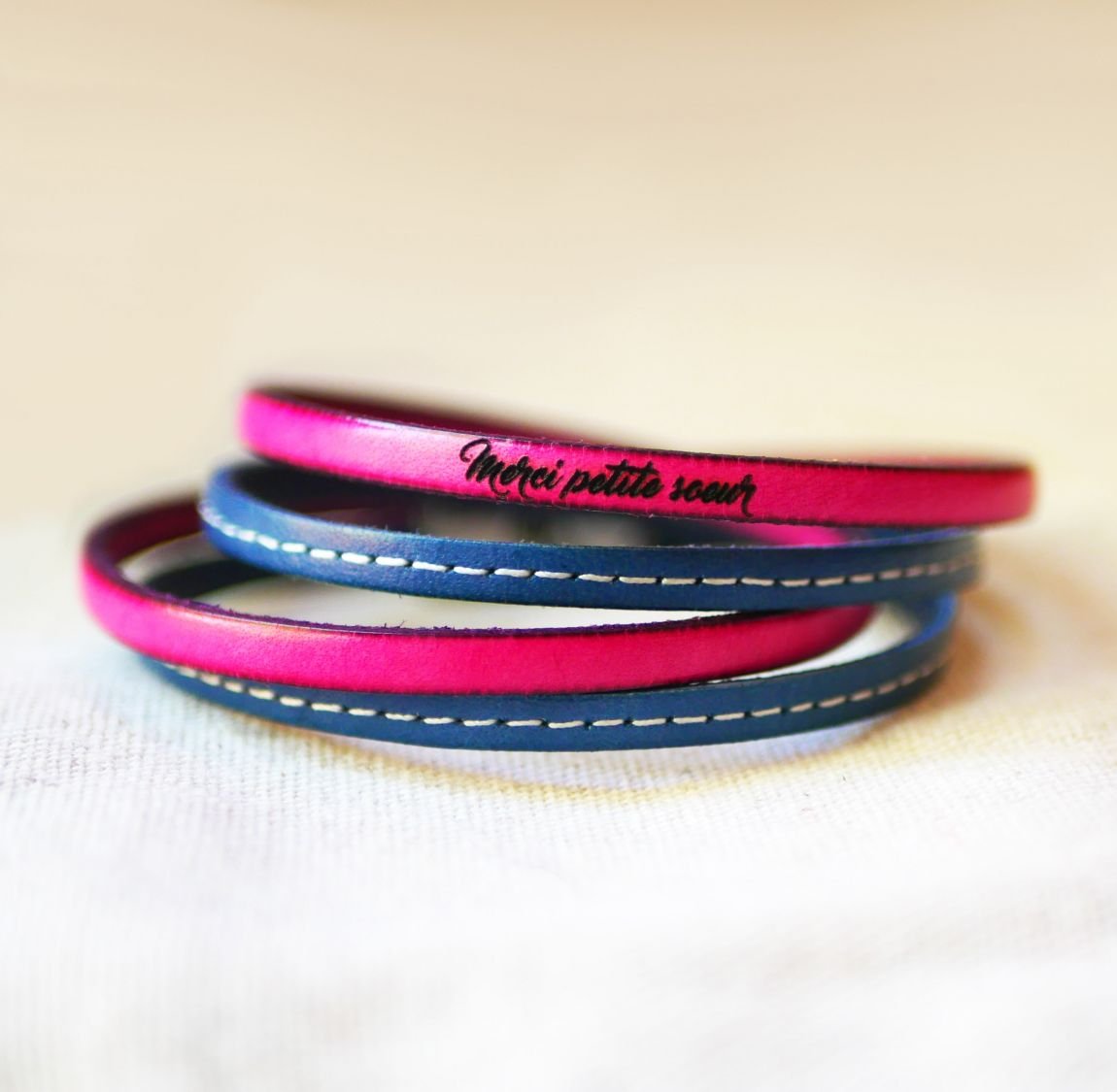 Blauwe dubbel gestikte leren band met magnetische sluiting