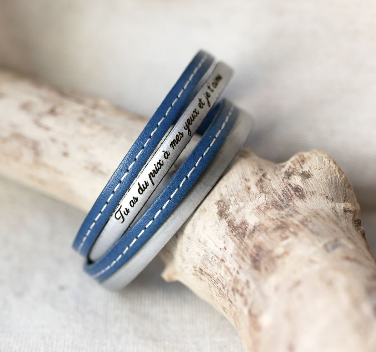 Blauwe dubbel gestikte leren band met magnetische sluiting