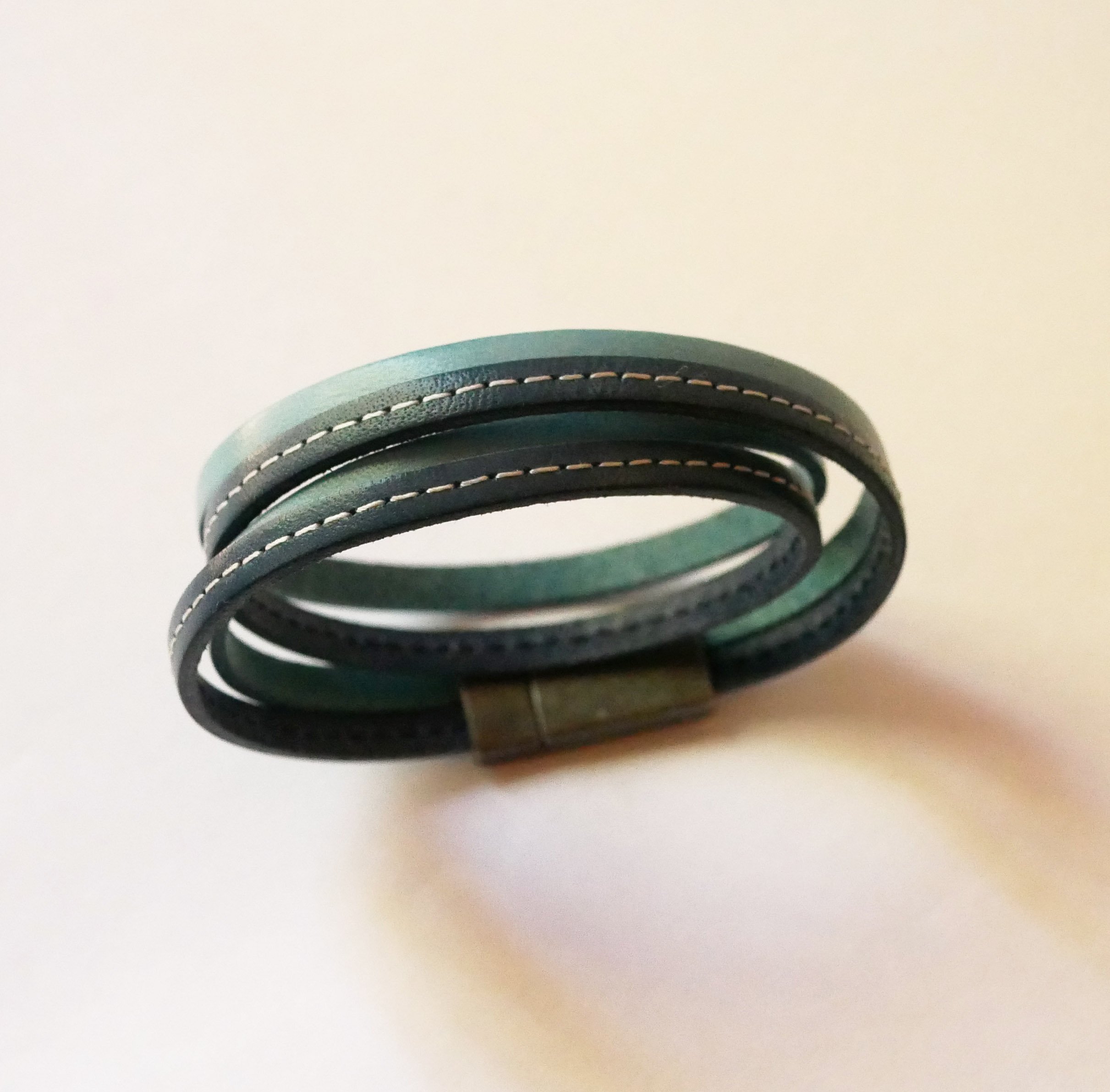 Blauwe dubbel gestikte leren band met magnetische sluiting