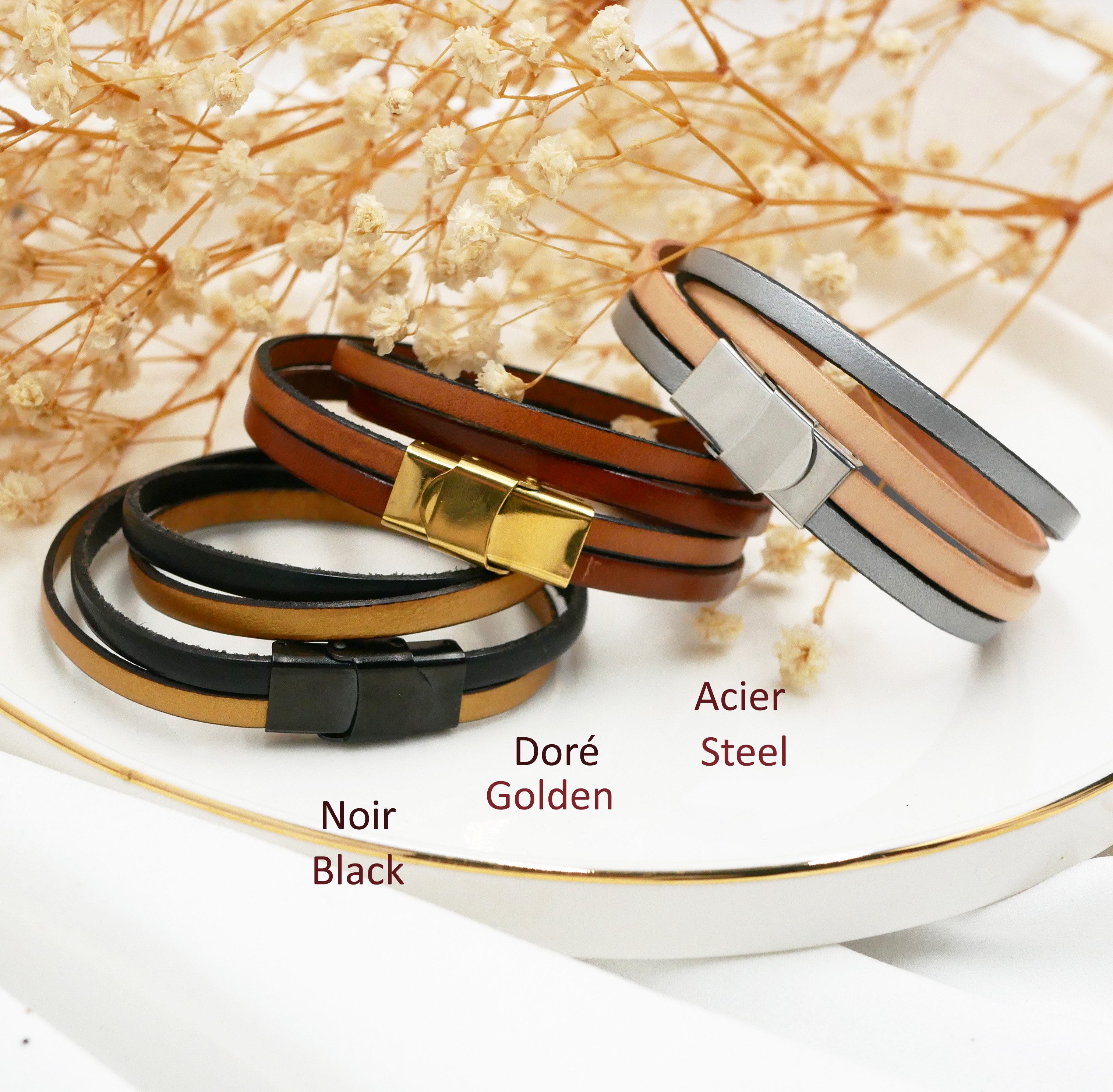 Dubbele blauwe leren riem met stiksels en een keuze uit kleuren die kunnen worden gepersonaliseerd door gravure