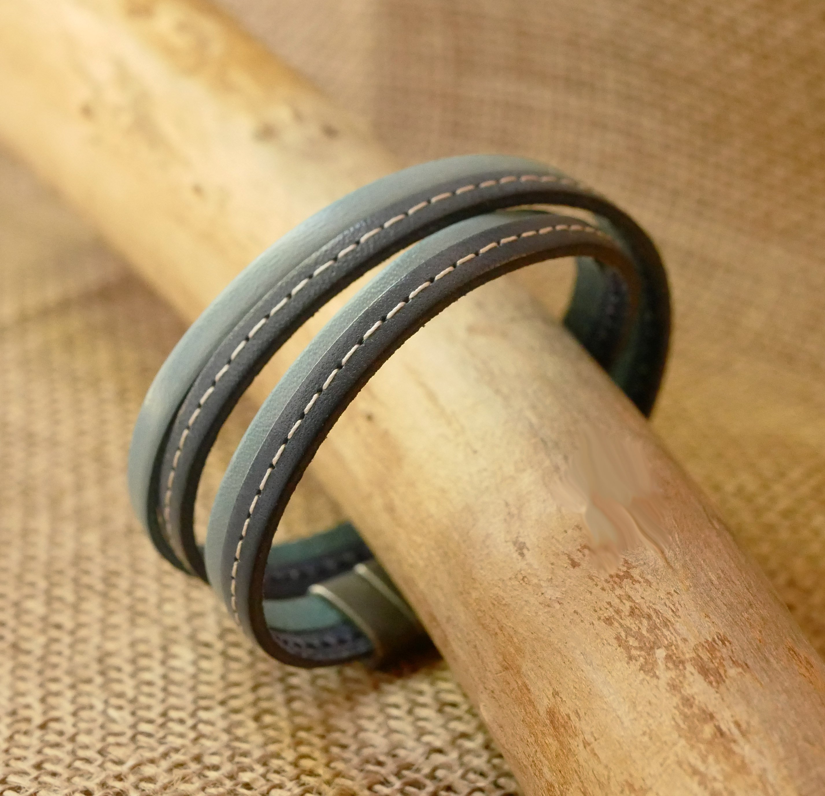 Blauwe dubbel gestikte leren band met magnetische sluiting