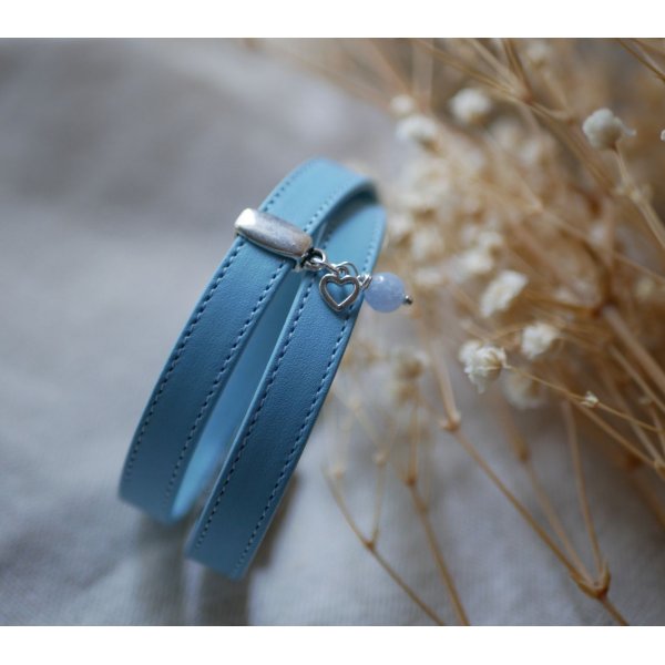 Hemelsblauwe dubbele lederen band met stiksels en hanger naar keuze