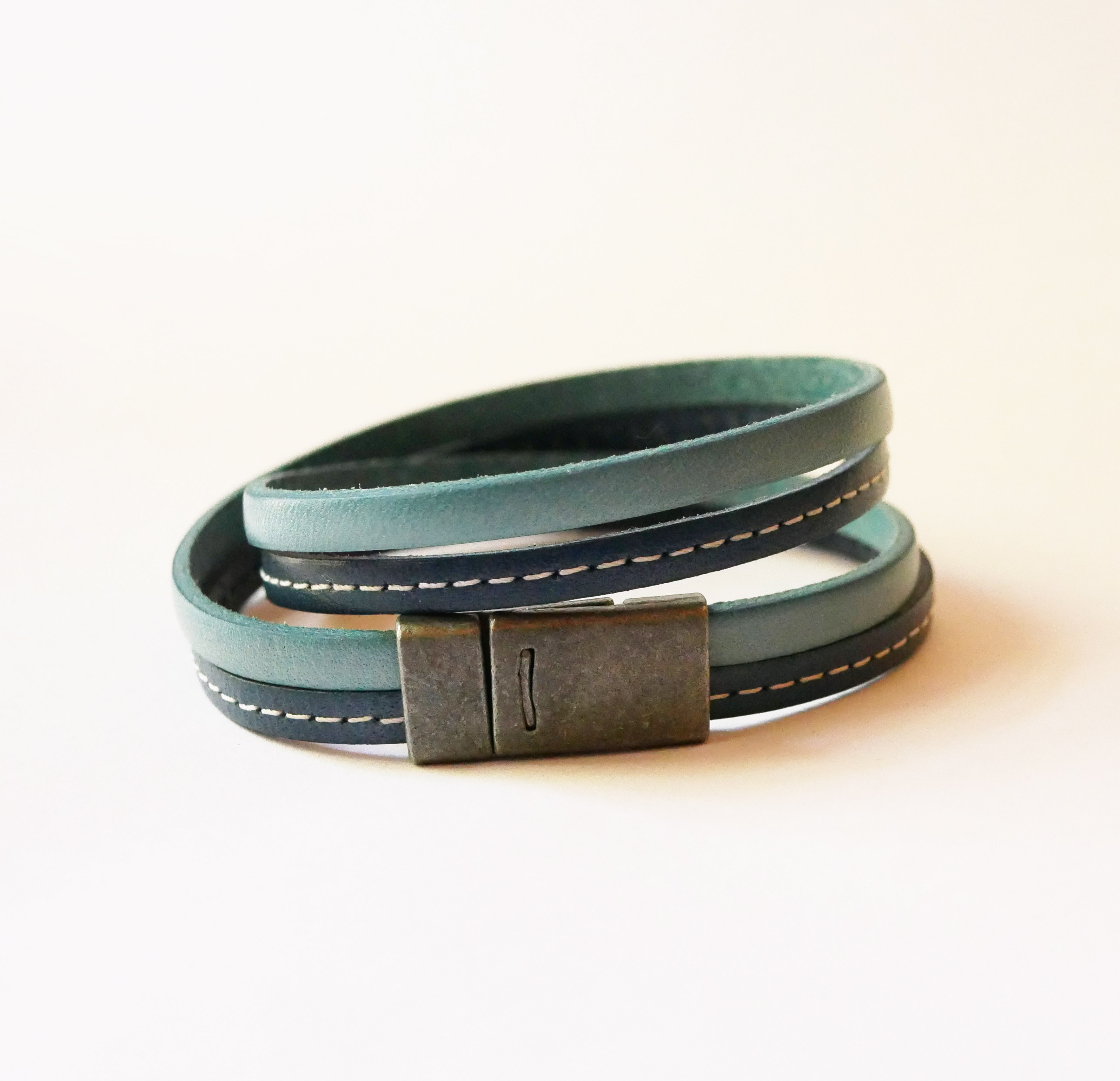 Blauwe dubbel gestikte leren band met magnetische sluiting