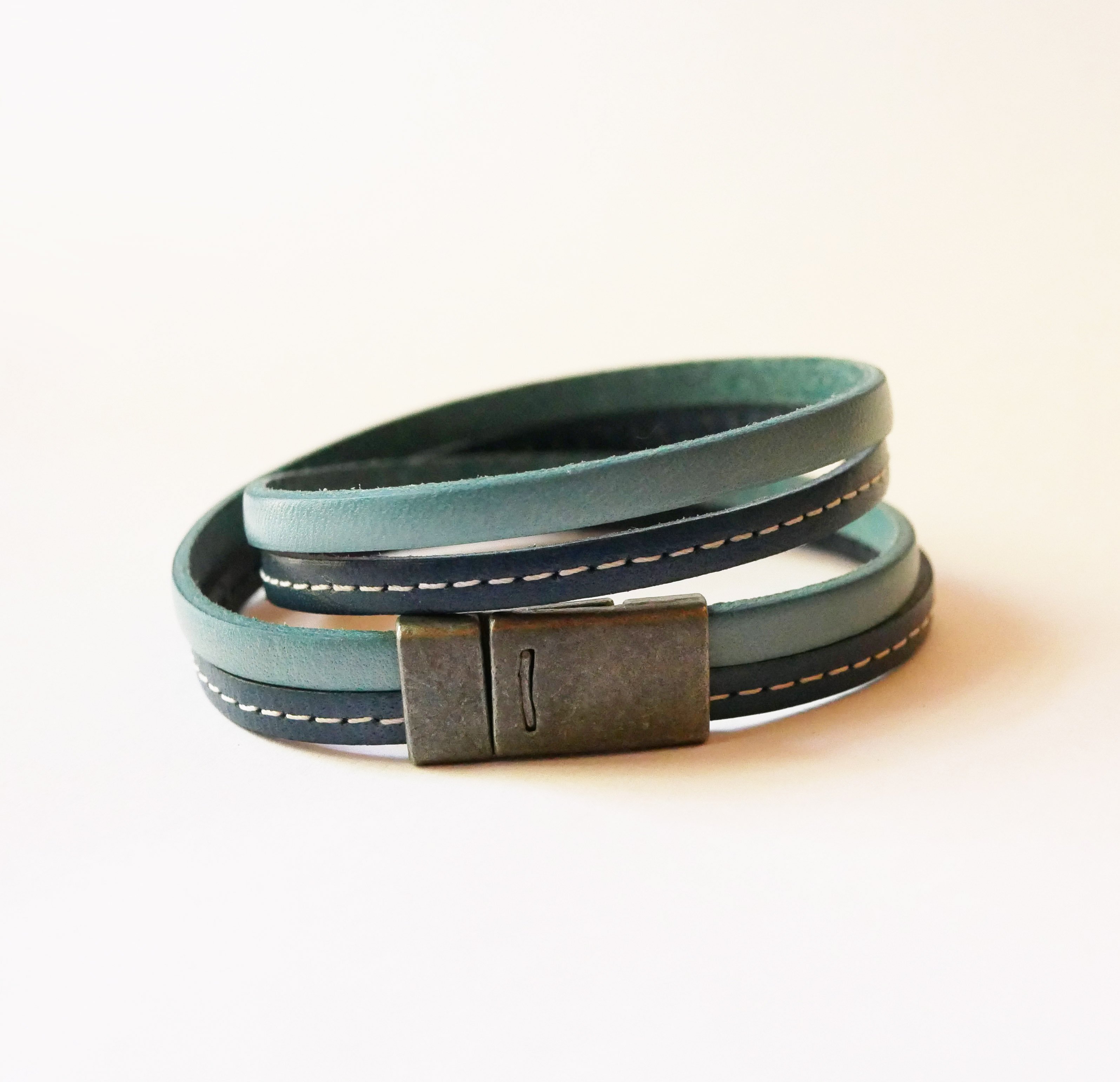 Blauwe dubbel gestikte leren band met magnetische sluiting
