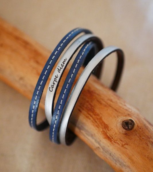 Dubbele blauwe leren riem met stiksels en een keuze uit kleuren die kunnen worden gepersonaliseerd door gravure