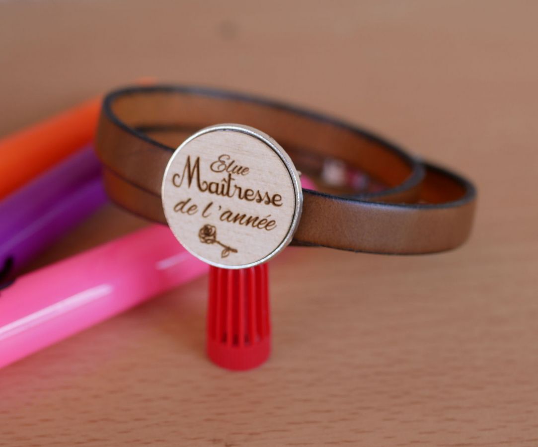 Dubbele lederen armband met gegraveerde houten cabochon die kan worden gepersonaliseerd