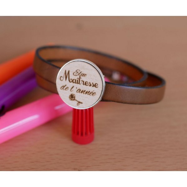 Dubbele lederen armband met gegraveerde houten cabochon die kan worden gepersonaliseerd