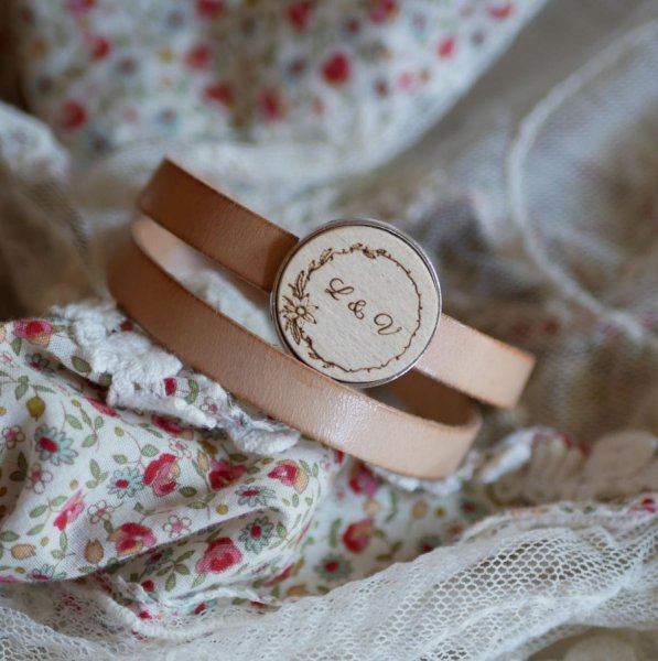 Dubbele lederen armband met gegraveerde houten cabochon die kan worden gepersonaliseerd