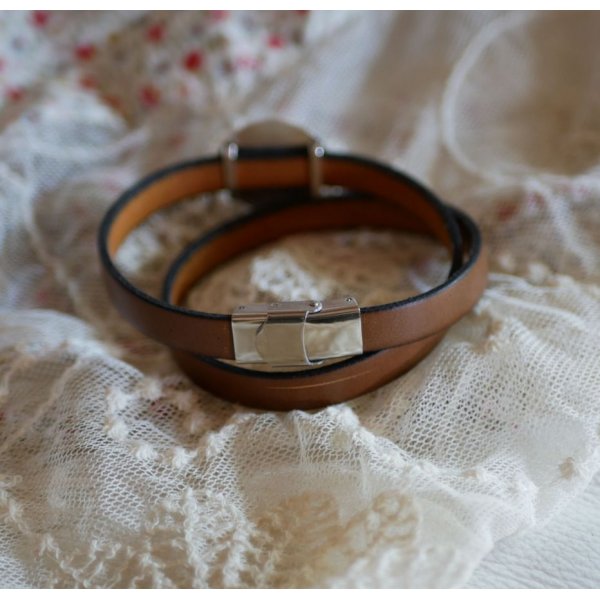 Dubbele lederen armband met gegraveerde houten cabochon die kan worden gepersonaliseerd